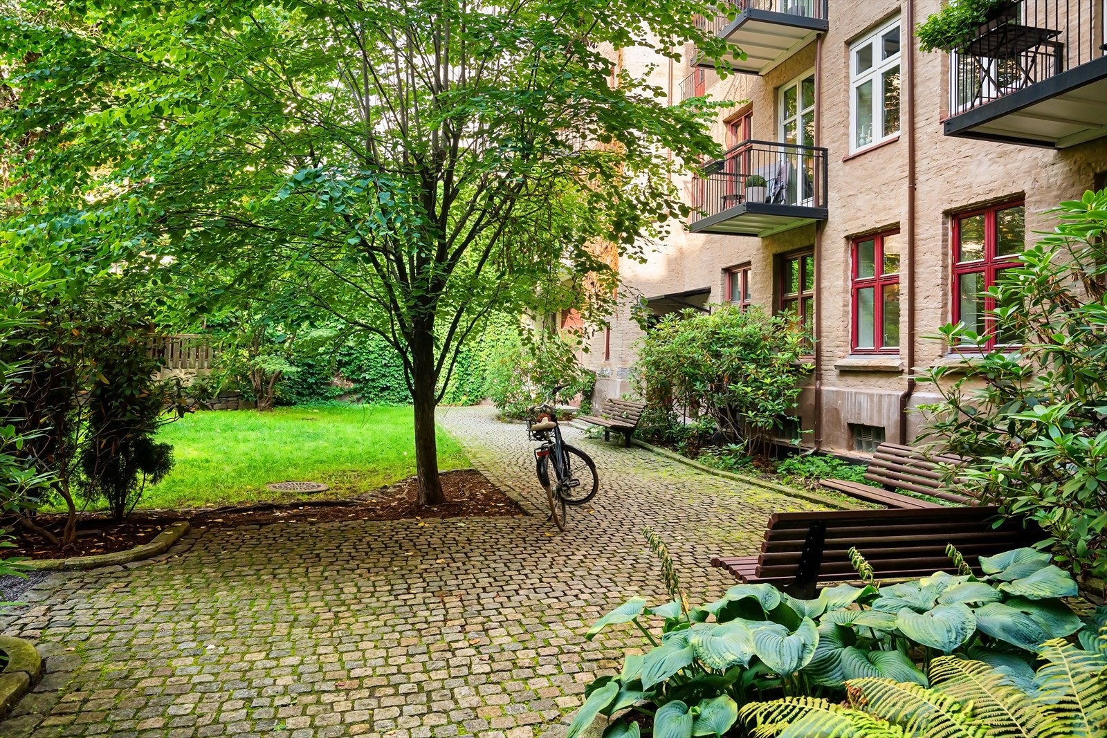 Sameiet har uteområder med flere sittegrupper til glede for beboerne. Galleribilde