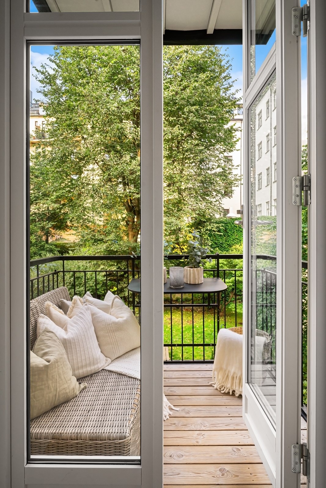 Fra soverommet er det utgang til leilighetens balkong. Galleribilde