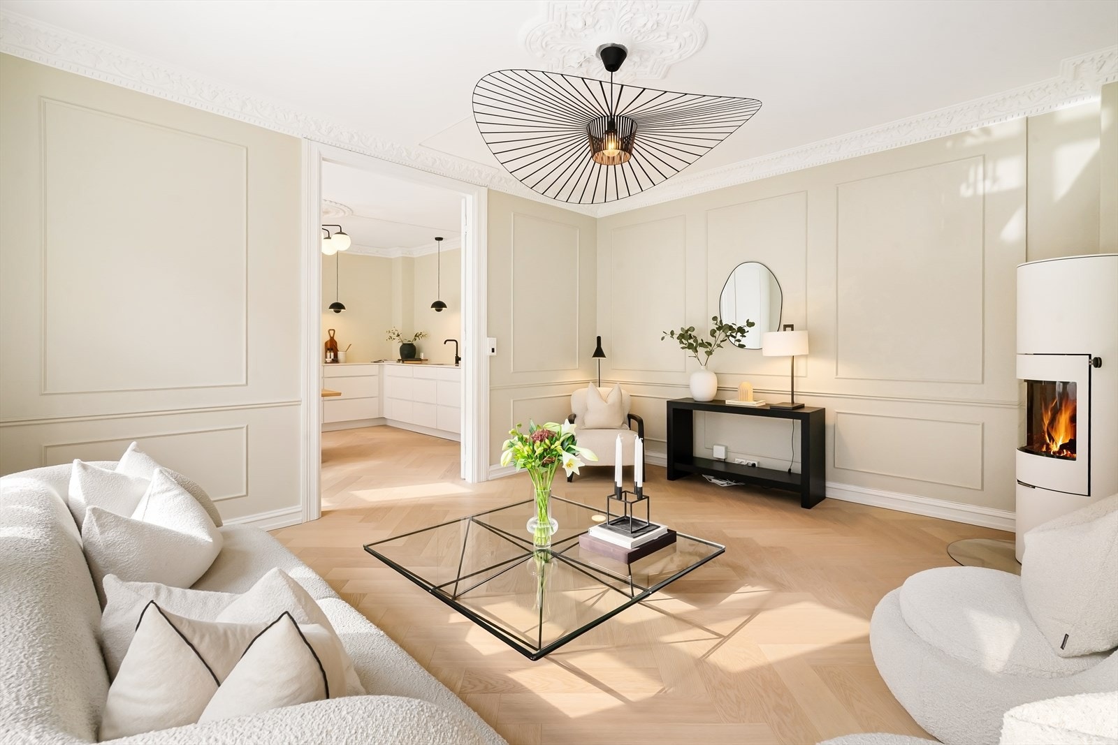 Delikate fargevalg på vegger og lysmalt himling. Stuen er enkel å innrede og har god plass til sofa, tv og tilhørende møblement. Galleribilde