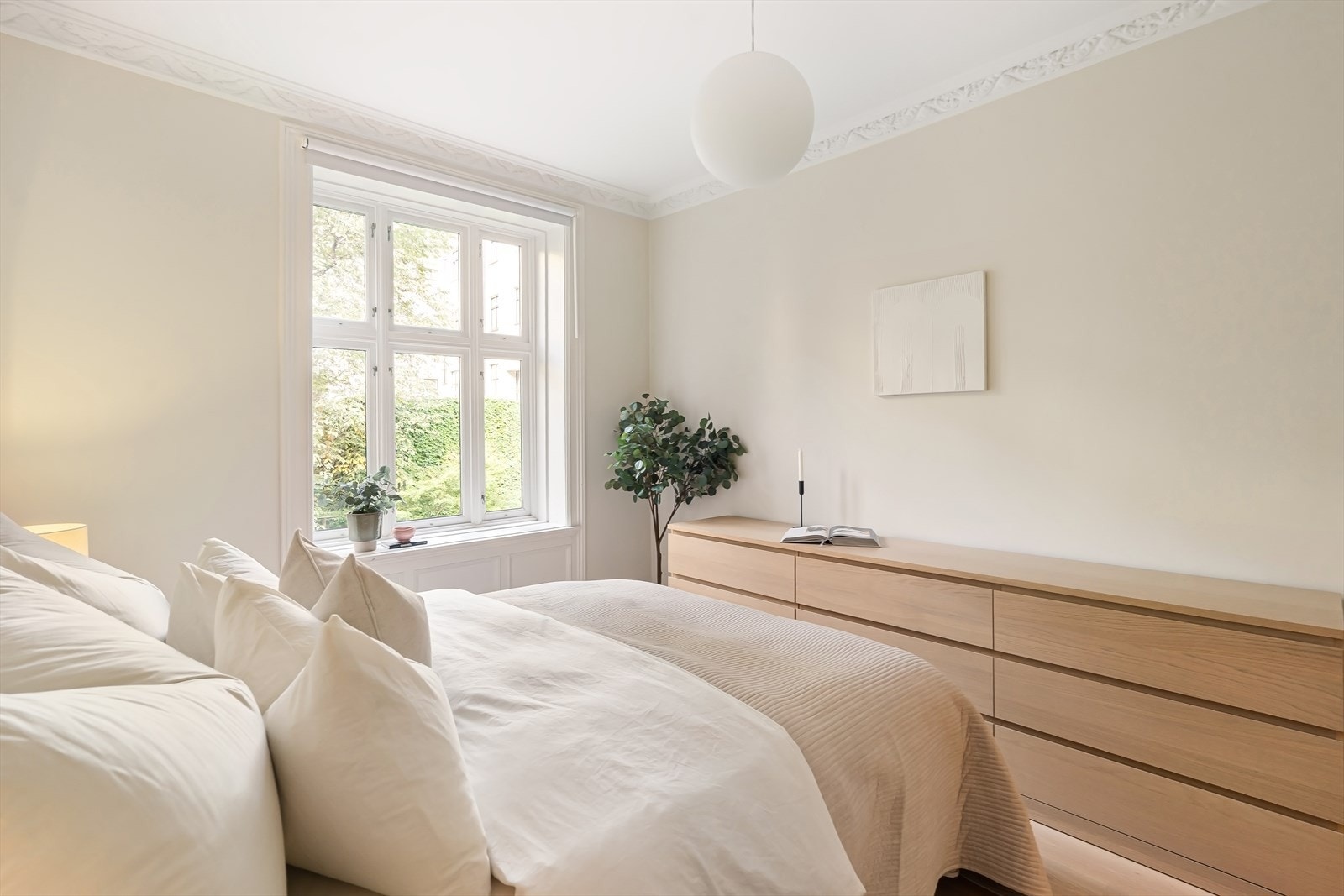 De brede vinduskarmene slipper inn rikelig med lys og gir en lun atmosfære. Et perfekt sted for ro og avslapping! Galleribilde