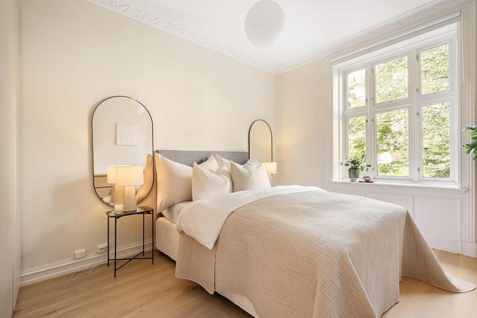 På hovedsoverommet er det god plass til en dobbeltseng med nattbord og tilhørende soveromsmøblement. Galleribilde