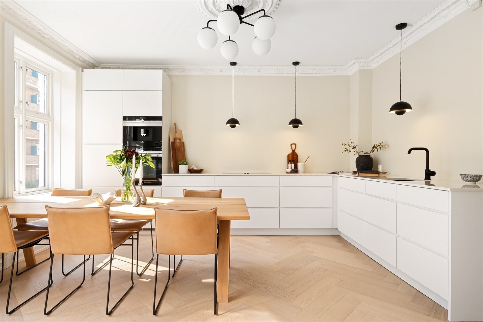 Kjøkkenet er utstyrt med integrerte hvitevarer som innebygd ventilator, stekeovn, oppvaskmaskin og kjøl/frys. Galleribilde