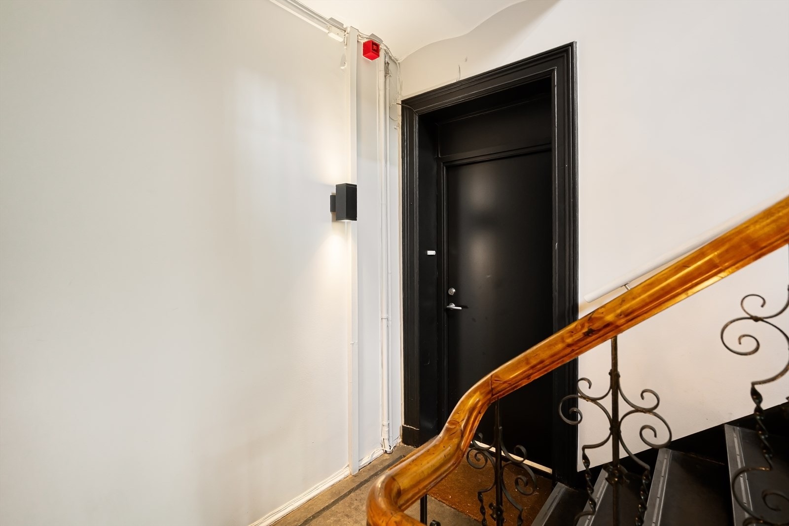 Velholdte fellesareal som gir et godt førsteinntrykk av boligen. Galleribilde