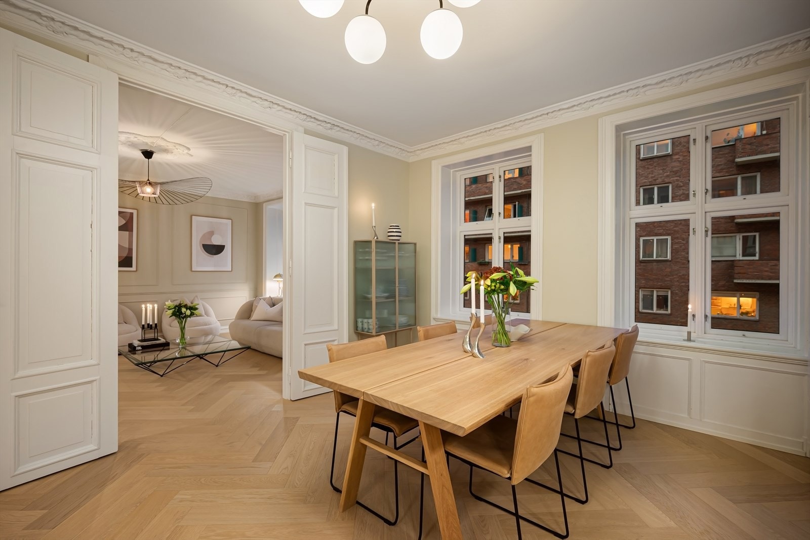 Mellom stuene og spisestuen finner du doble fløydører som åpner opp for en naturlig flyt gjennom oppholdsarealet. Galleribilde