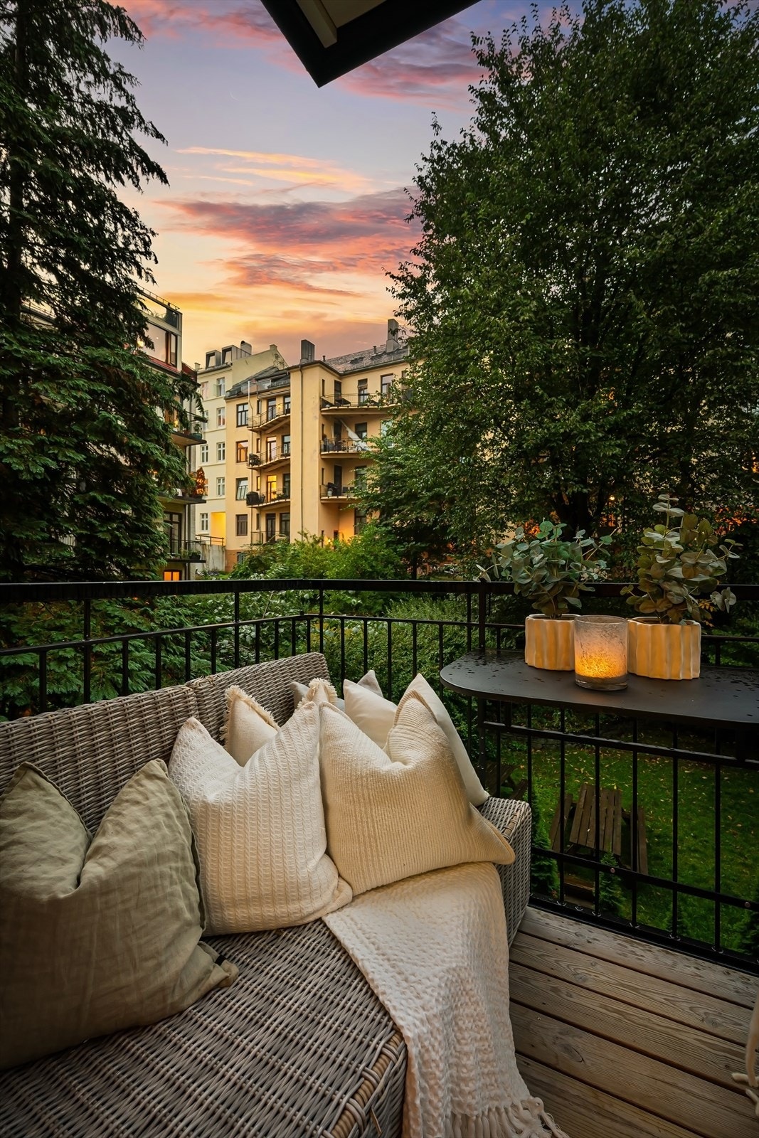 Hyggelig balkong på ca. 3 kvm som vender ut mot frodig og skjermet indre gårdsrom. Galleribilde