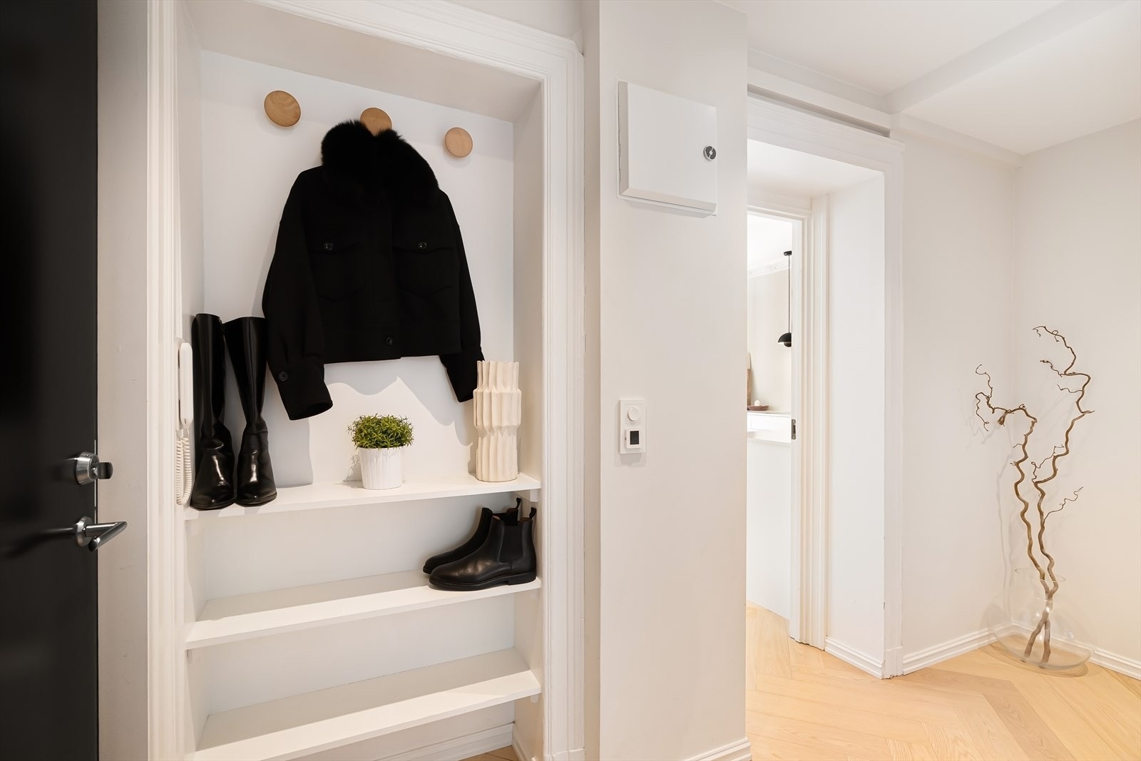 Praktisk nisje til å henge fra seg yttertøy og sko. Galleribilde