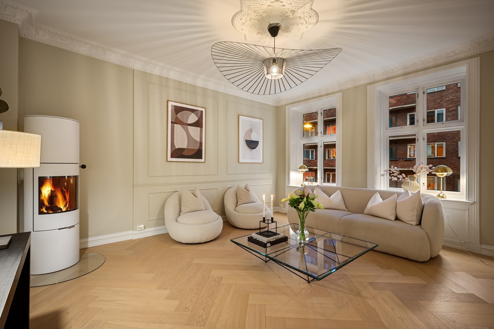 Peis i stuen som skaper både varme og setter stemningen på kalde høstkvelder. Galleribilde