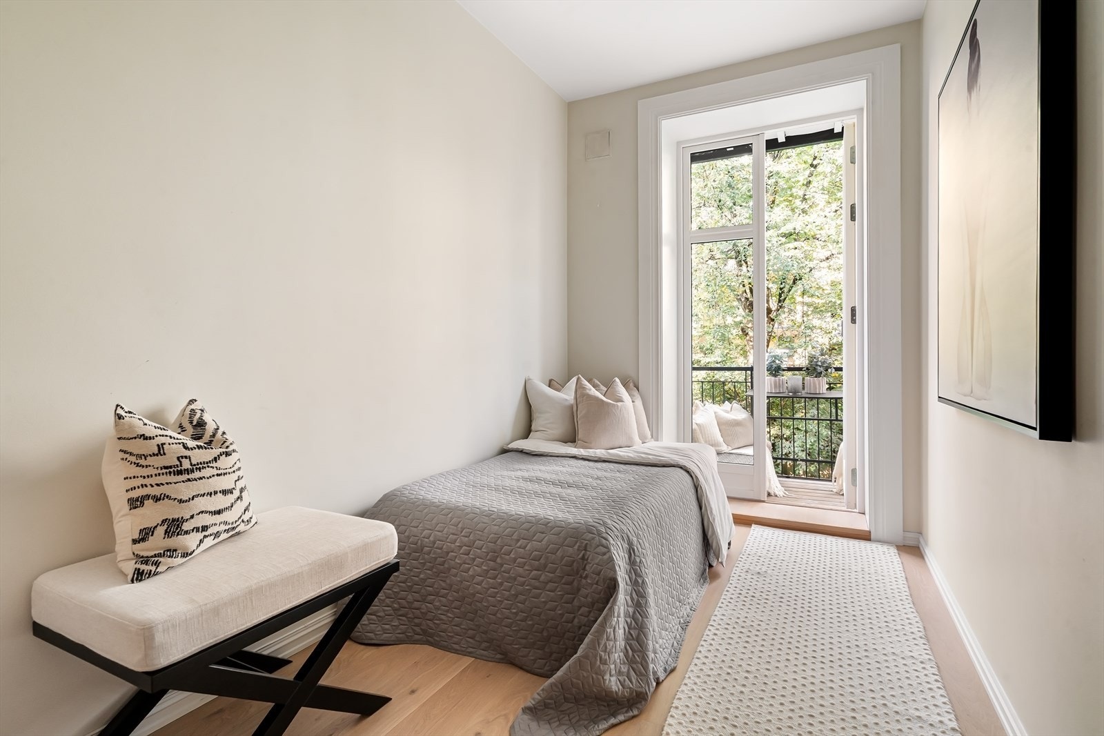 Boligens andre soverom er også av god størrelse. Soverommet egner seg som barnerom, gjesterom eller kontor. Galleribilde