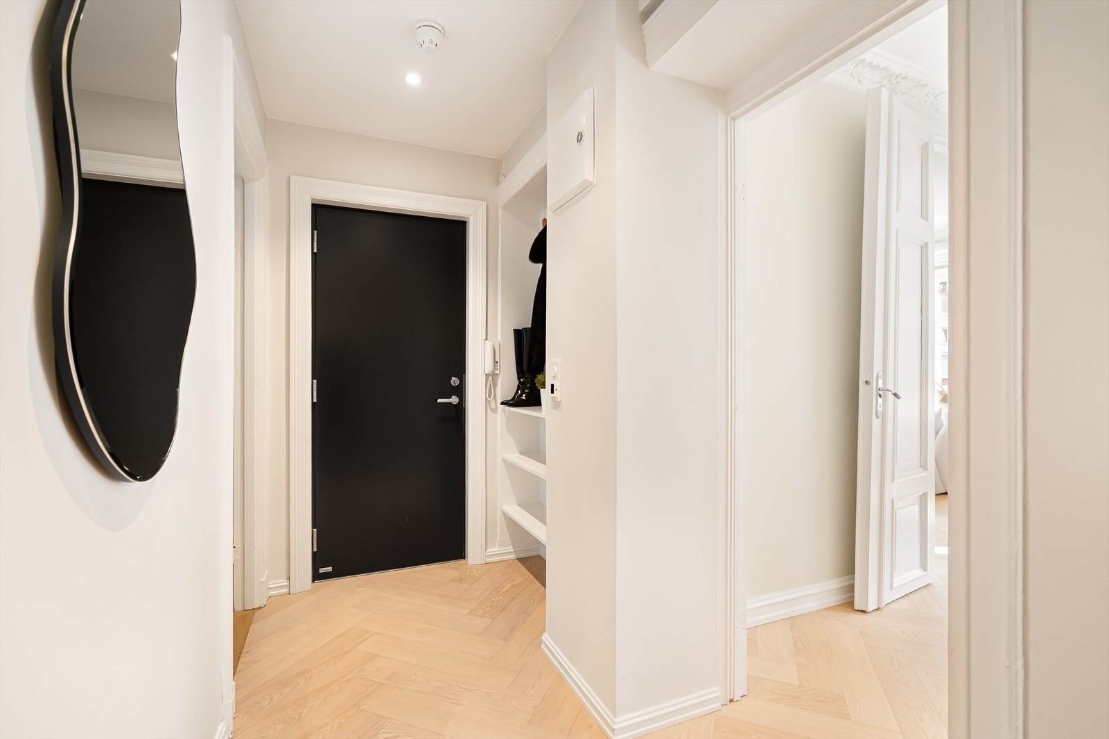 Velkommen inn! I leiligheten blir du møtt av en innbydende entré med flott fiskebensparkett med gulvvarme og ellers lysmalte flater med downlights i himlingen. Galleribilde