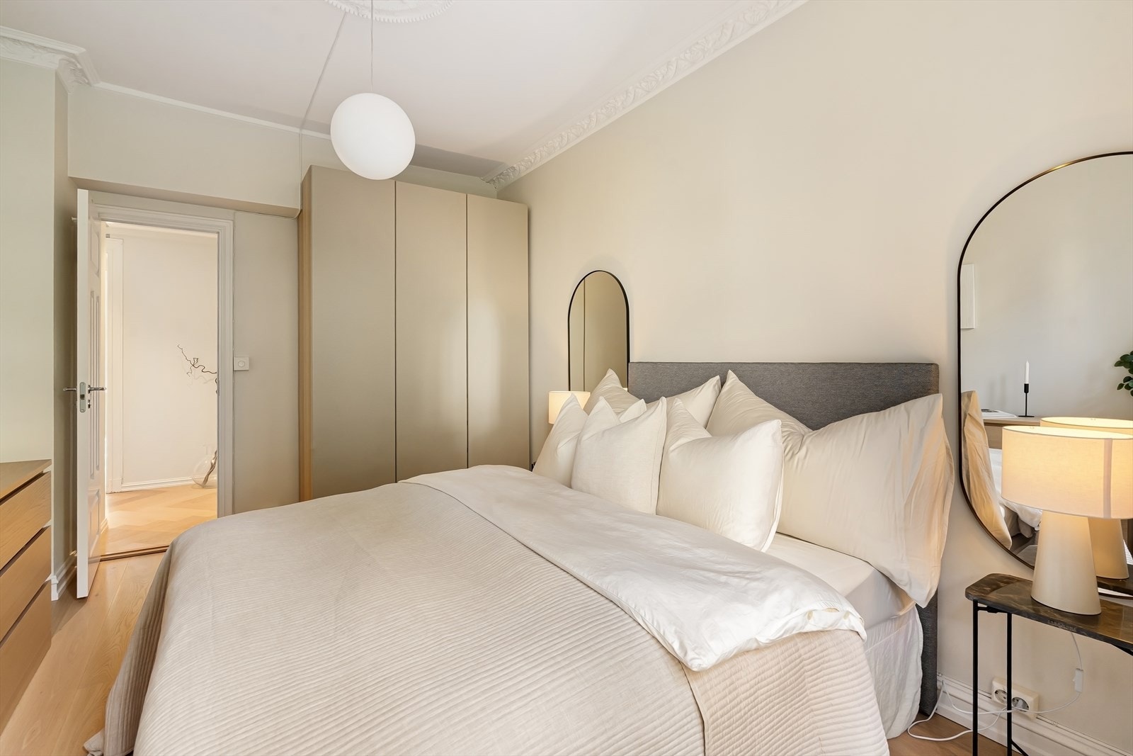 God plass til en romslig garderobeløsning som sikrer god oppbevaring. Galleribilde