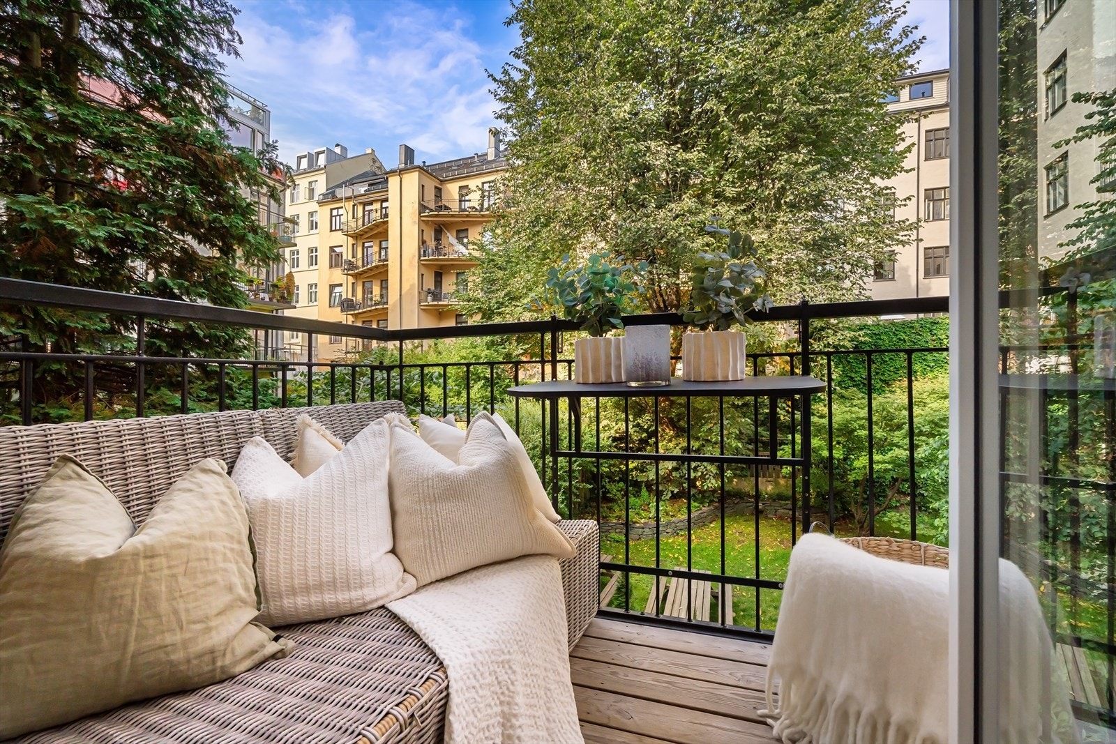 Her får du en bolig som virkelig skiller seg ut - med kvaliteter som fiskebensparkett, stukkatur og rosett, som setter en elegant og tidløs ramme rundt rommene. Galleribilde