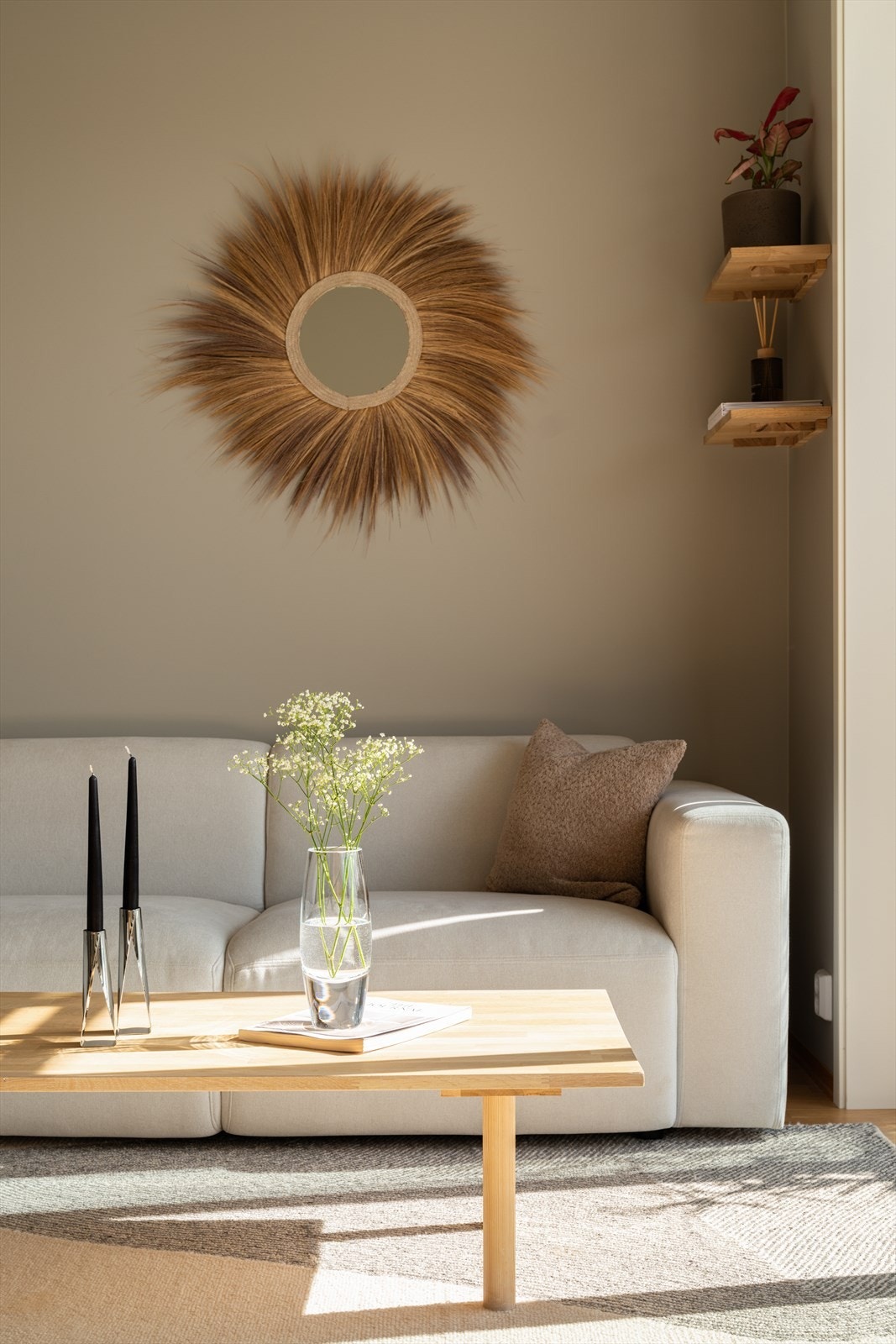 Lys og stilren stue med naturlig plass til sofa, stuebord og tv med tilhørende møblement Galleribilde