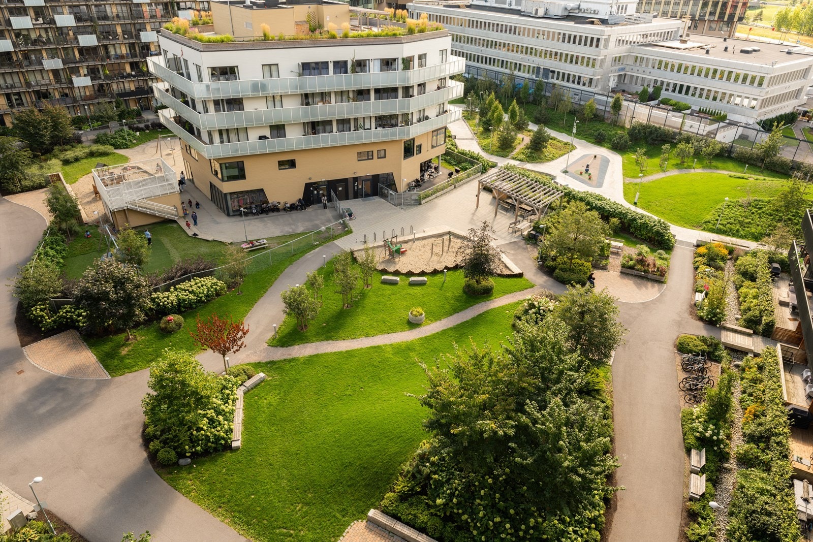 Utsikt ned mot borettslagets flotte fellesområder Galleribilde