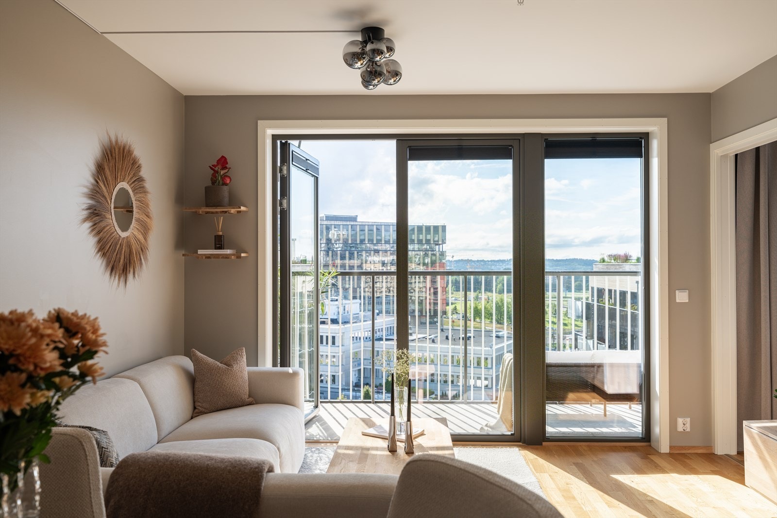 Balkongen har inngang til både stue og soverom Galleribilde