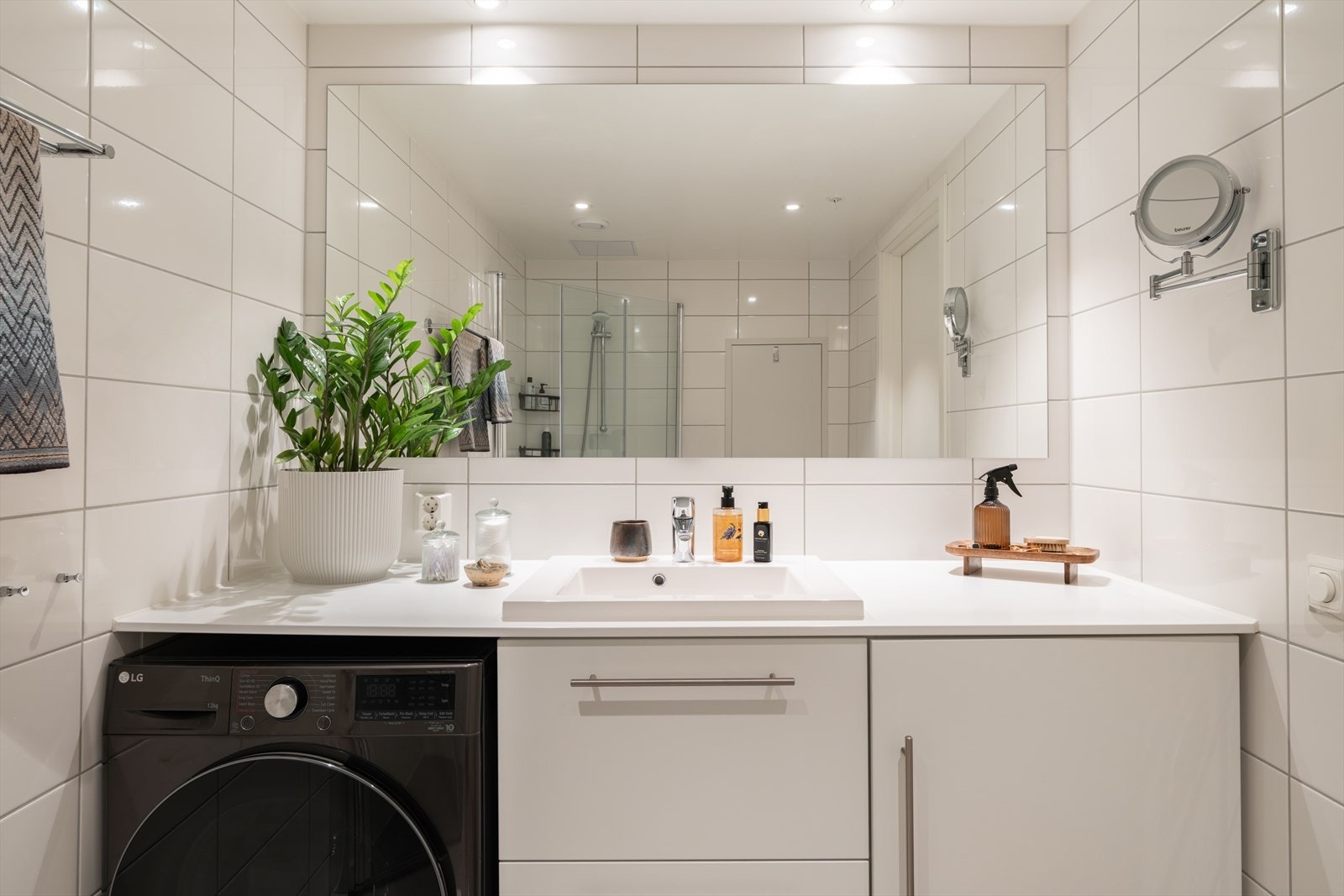 Det er opplegg for vaskemaskin, samt vannbåren gulvvarme og downlights Galleribilde