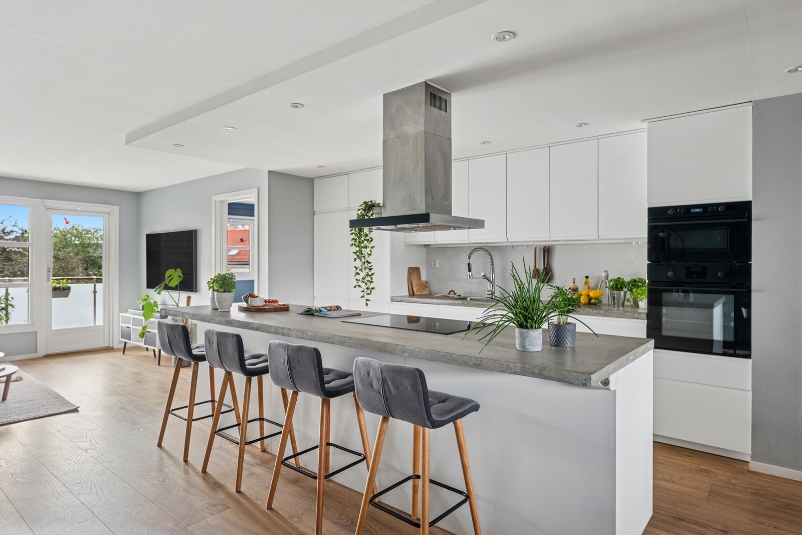 Kjøkkenet har et stilrent og moderne uttrykk, med en gjennomtenkt utforming som kombinerer elegant design og rikelig oppbevaringsplass. Galleribilde