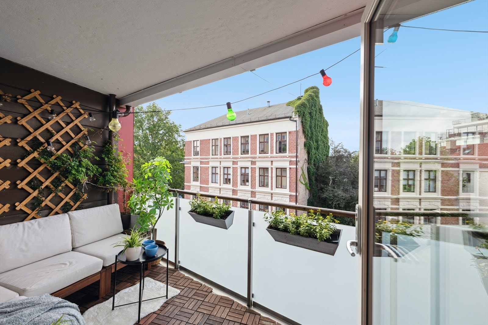 Balkongen er på ca. 10 m² og byr på rikelig med plass til å skape din egen lille oase - her kan du enkelt innrede med en hyggelig sittegruppe, frodige planter og blomster. Galleribilde