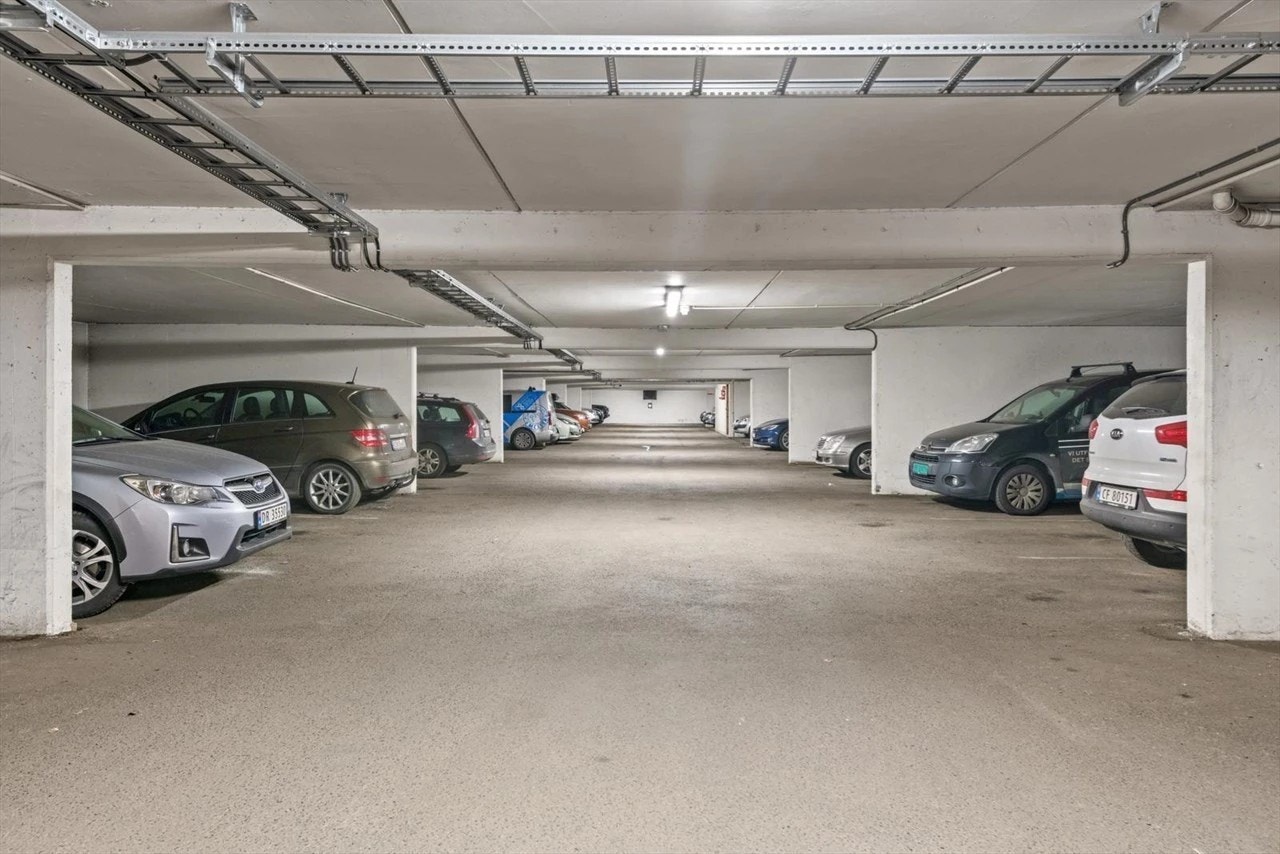 Leiligheten inkluderer en garasjeplass i lukket anlegg under Fjellgata 2, med ferdig installert elbillader. Galleribilde