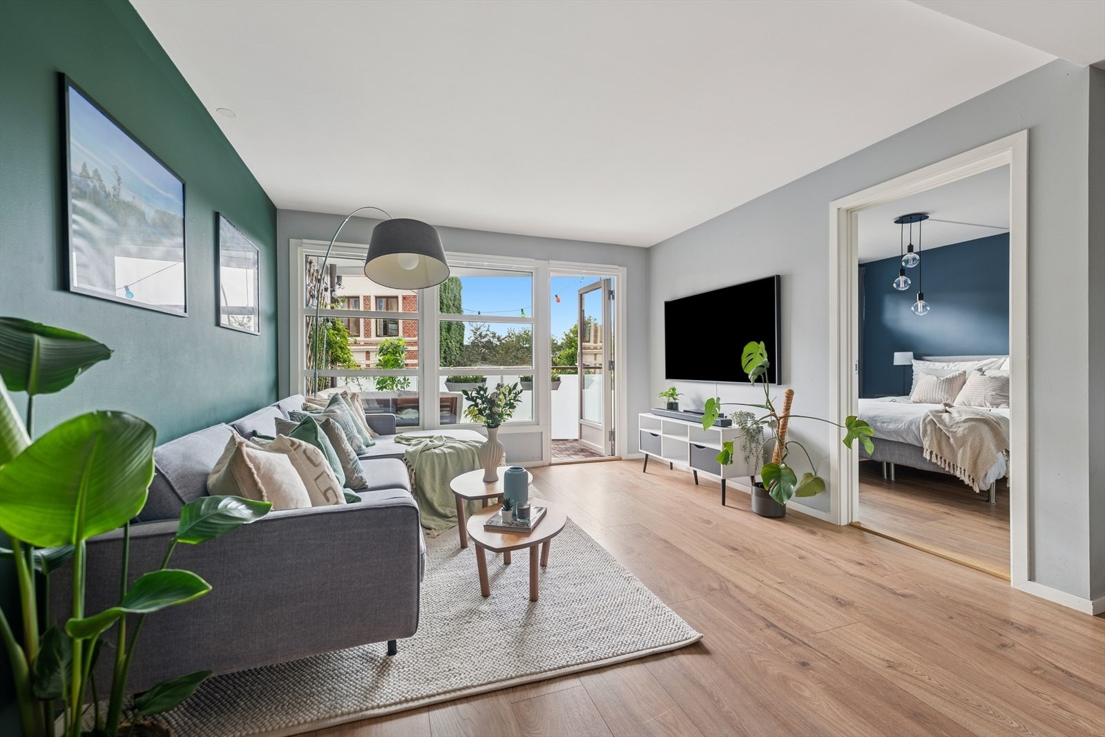 Velkommen inn til det som kan bli ditt neste drømmehjem! Leiligheten gjennomgikk en omfattende modernisering i perioden 2016-2017 og fremstår i dag med en gjennomført, moderne og eksklusiv standard som virkelig imponerer. Galleribilde