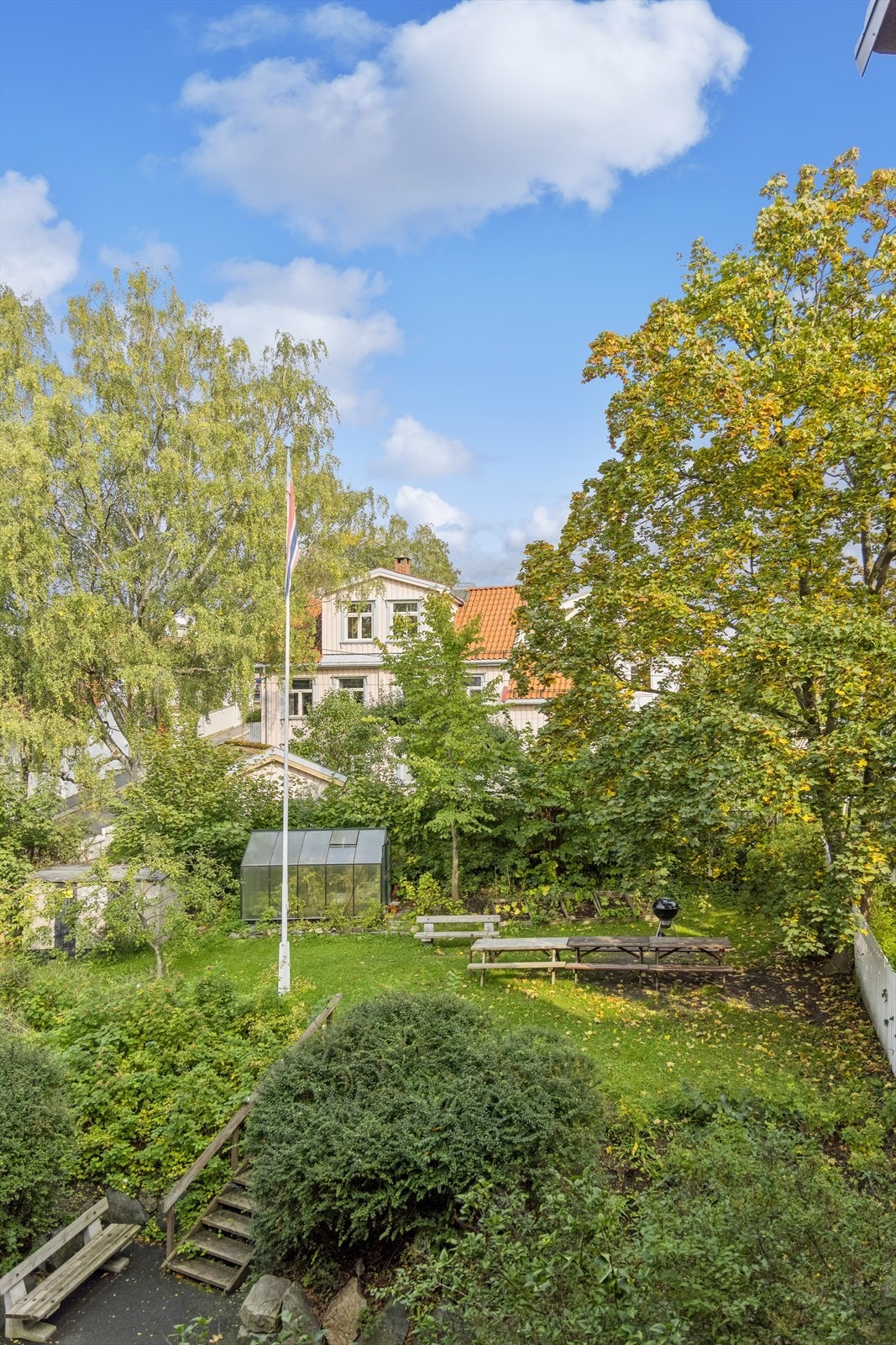Bakgården er en idyllisk sommeroase, som gir beboerne et trygt og rolig sted å slappe av. Galleribilde