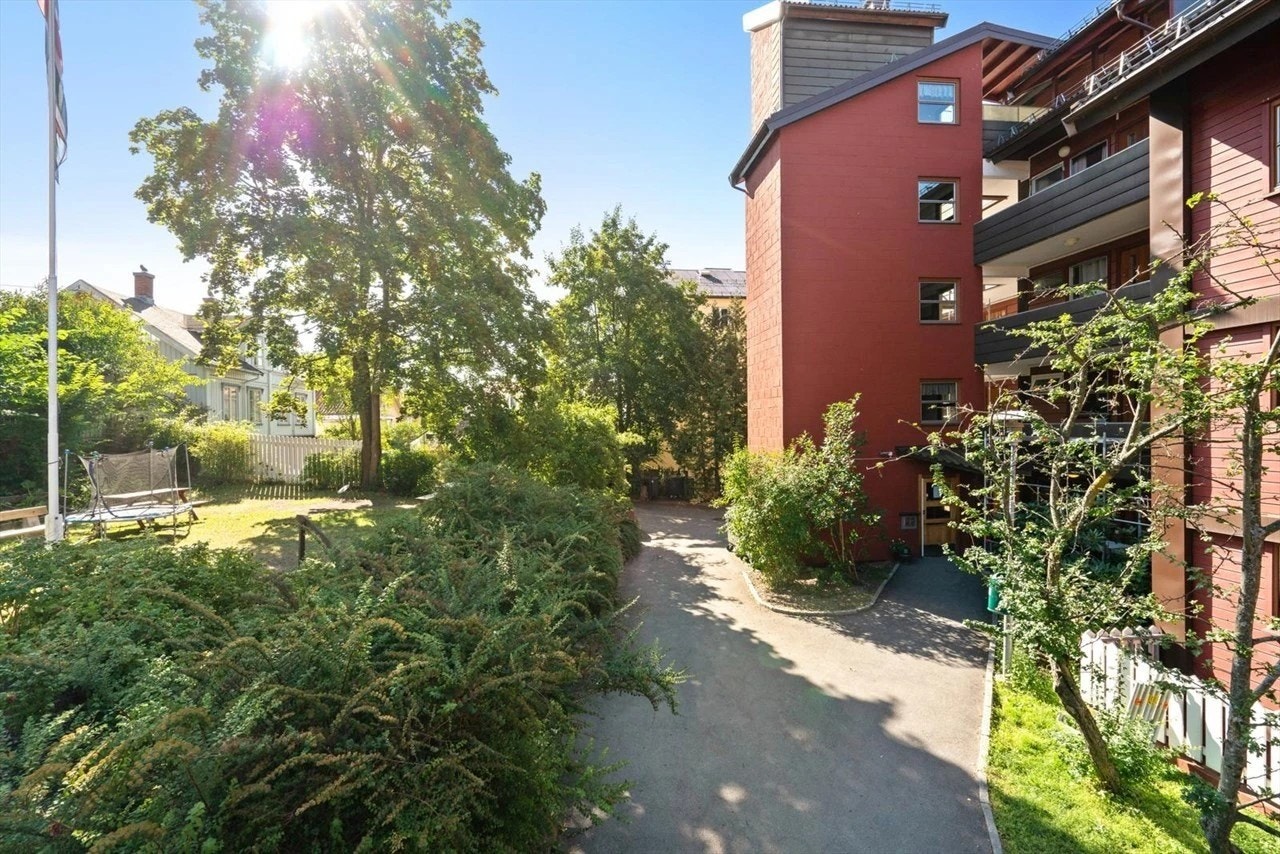 Leiligheten befinner seg i byggets 3. etg og har heisadkomst. Nabolaget er stille og rolig uten mye biltrafikk og støy. .jpg Galleribilde