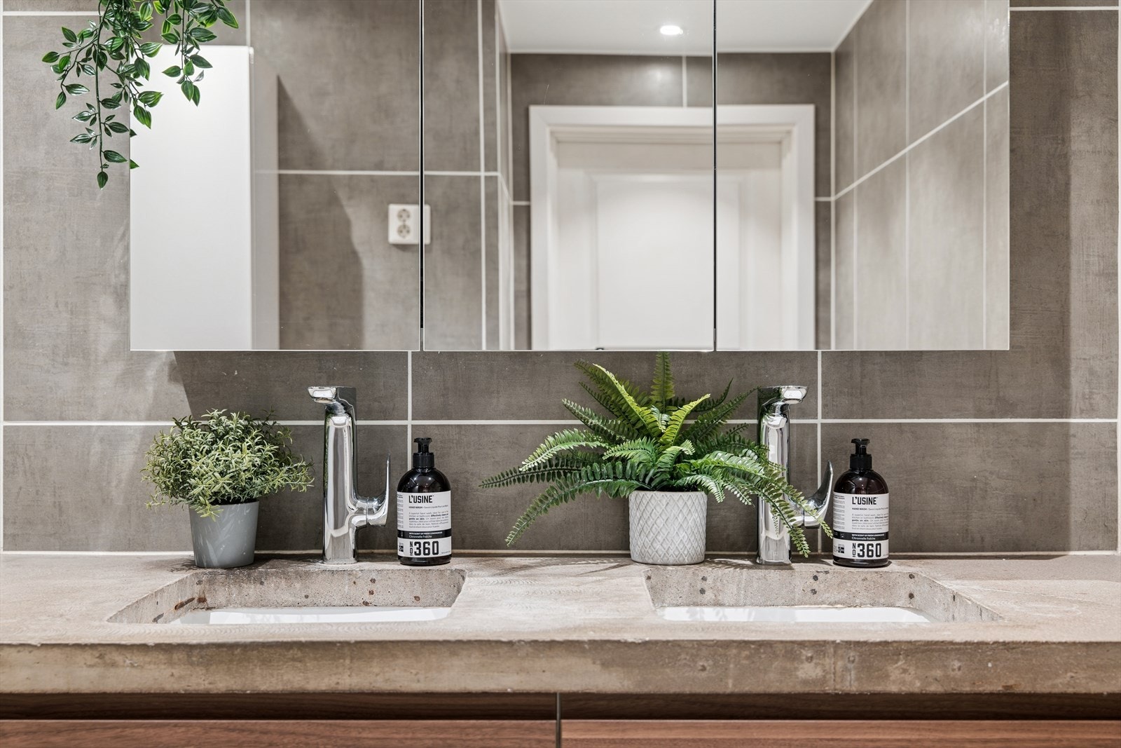 Badet har masse oppbevaringsplass i både veggskap, speilskap, og underskap. I tillegg har du dobbelvask - kjekt å ha! Galleribilde