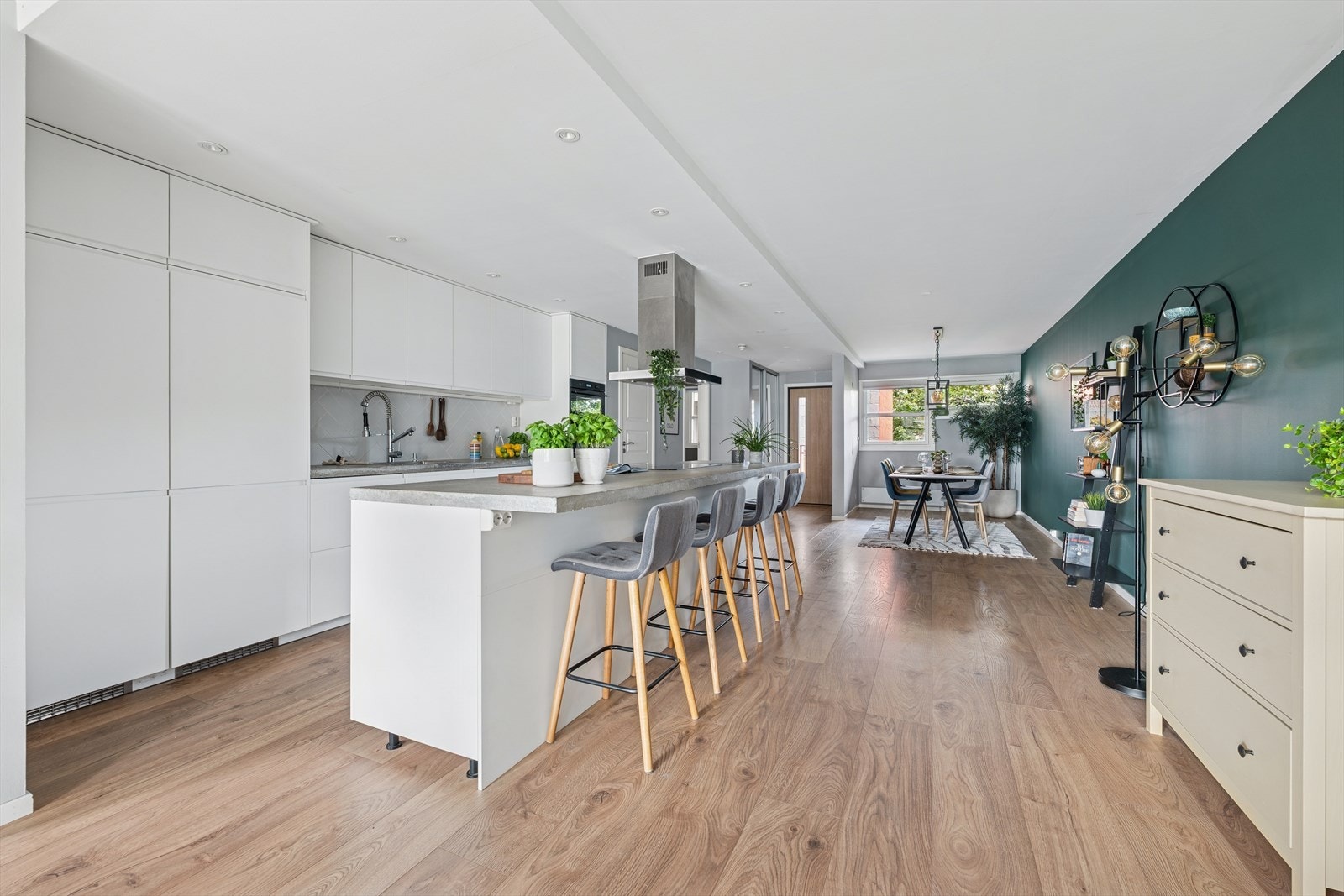 Leilighetens naturlige kjerne er den åpne løsningen mellom kjøkken og stue. Galleribilde