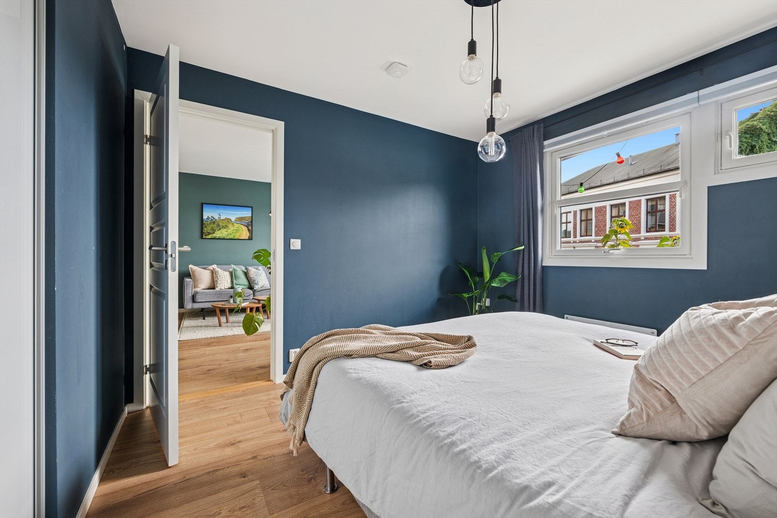 Soverommet er malt i rolige, mørke fargetoner som harmonerer godt med boligens øvrige stil. Galleribilde