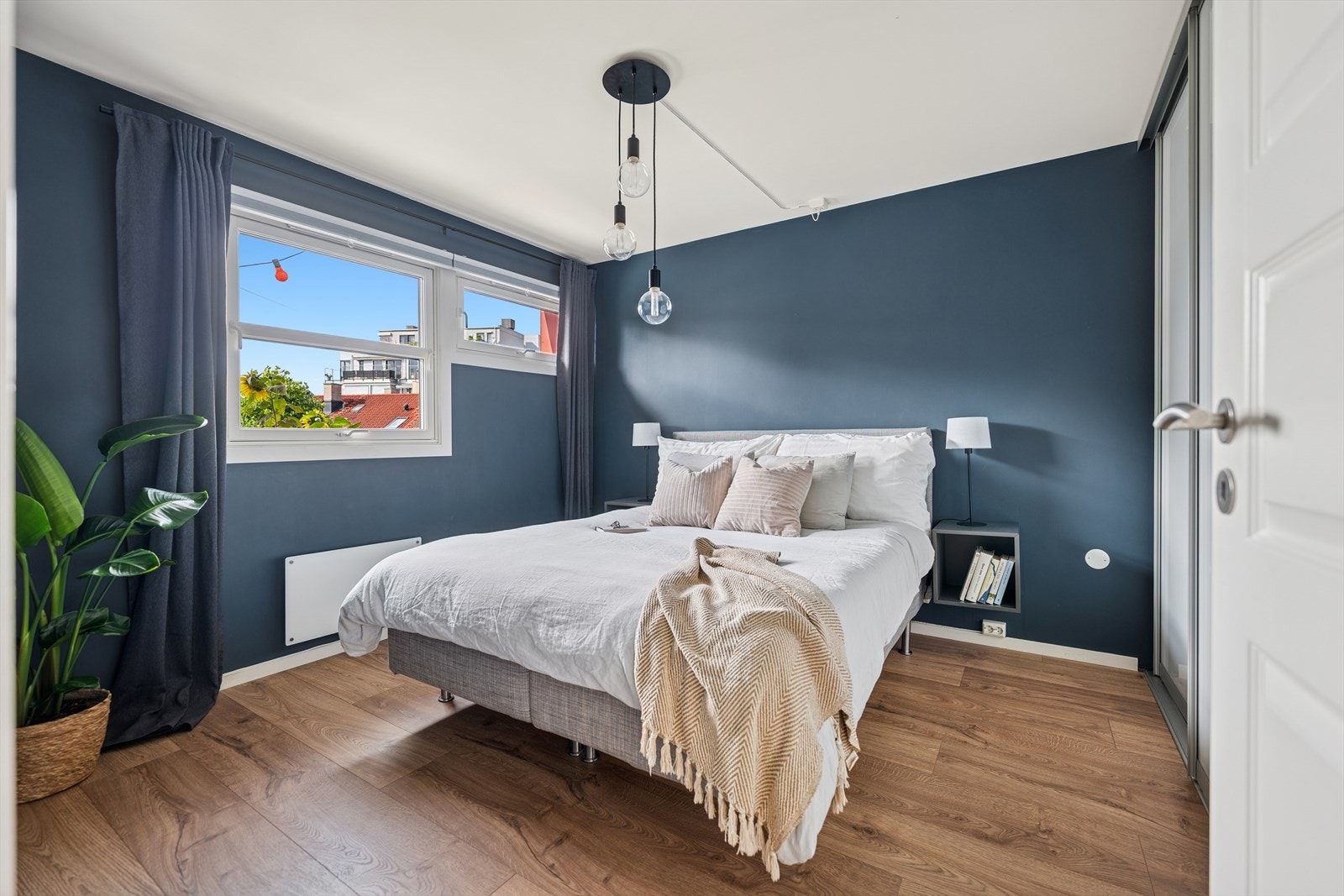 Leiligheten har idag 2 soverom, begge med god størrelse. Hovedsoverommet har plass til stor dobbeltseng med tilhørende soveromsinteriør. Galleribilde