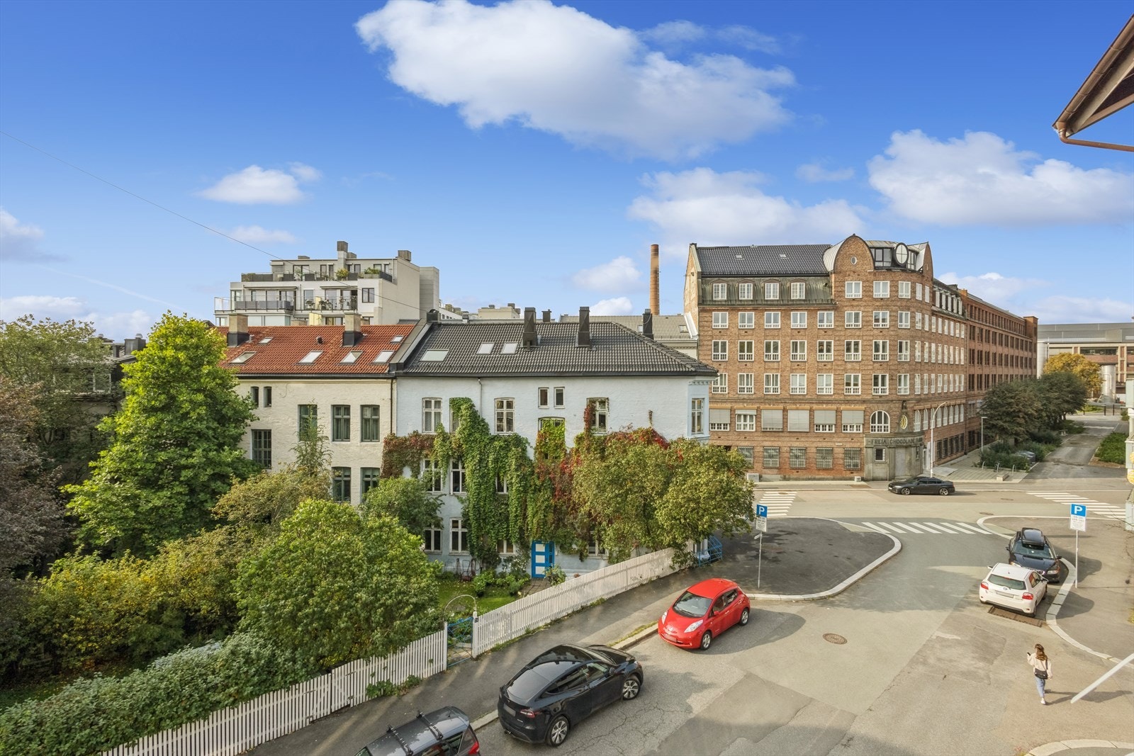 Når solen titter frem, kan du nyte den fra ca. kl. 13:30 og helt til den går ned bak Freia-bygget rundt kl. 21:30. Galleribilde