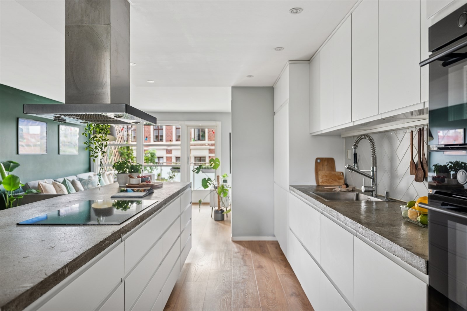 Av hvitevarer byr kjøkkenet på platetopp, stekeovn, mikrobølgeovn, oppvaskmaskin, og kjøl/fryseskap. For ekstra sikkerhet er det i tillegg installert waterguard og komfyrvakt. Galleribilde