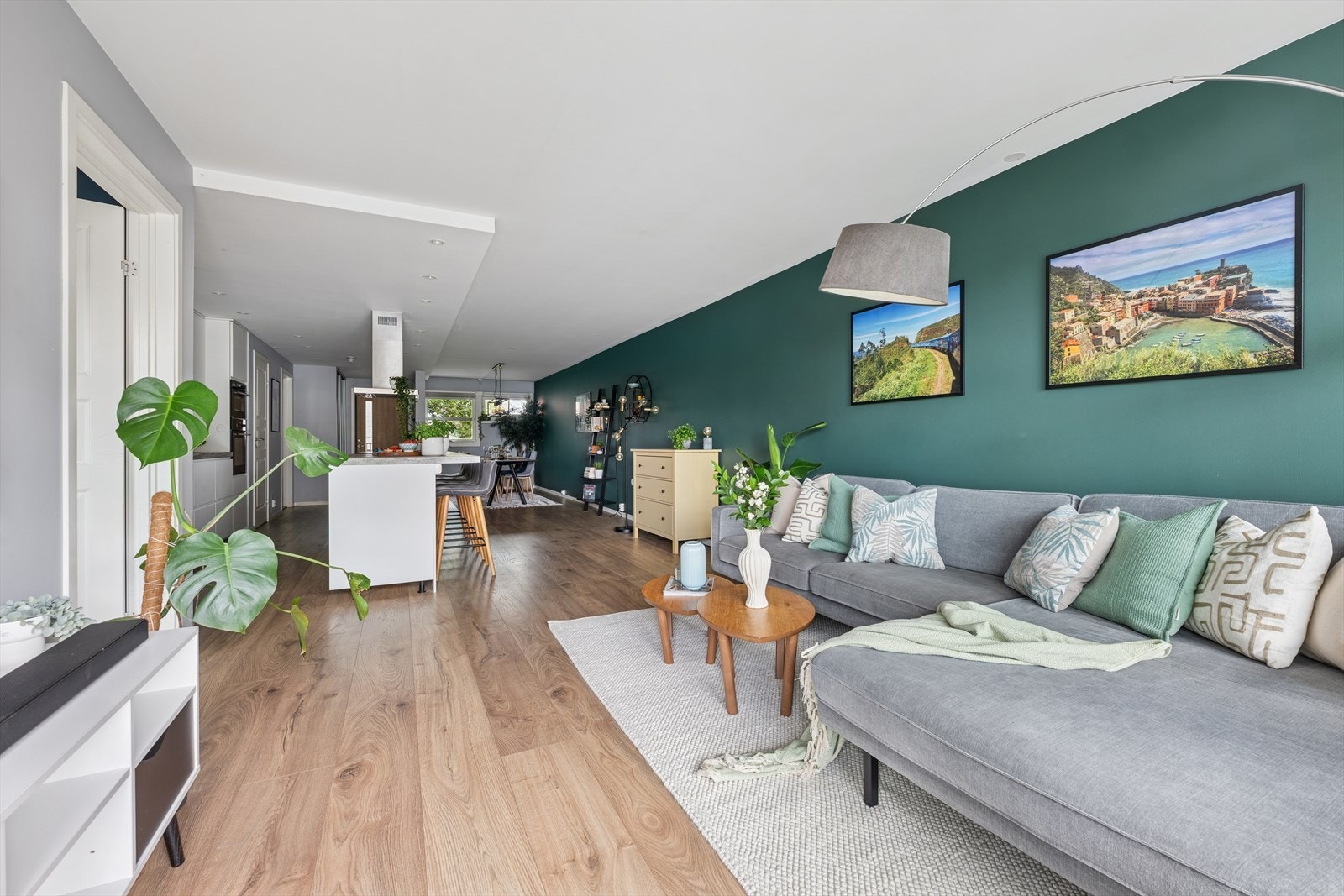 Den høytliggende, interne beliggenheten i byggets 3. etasje, kombinert med store vindusflater og en takhøyde på 2,39 meter, gir leiligheten en herlig lys og luftig atmosfære. Galleribilde