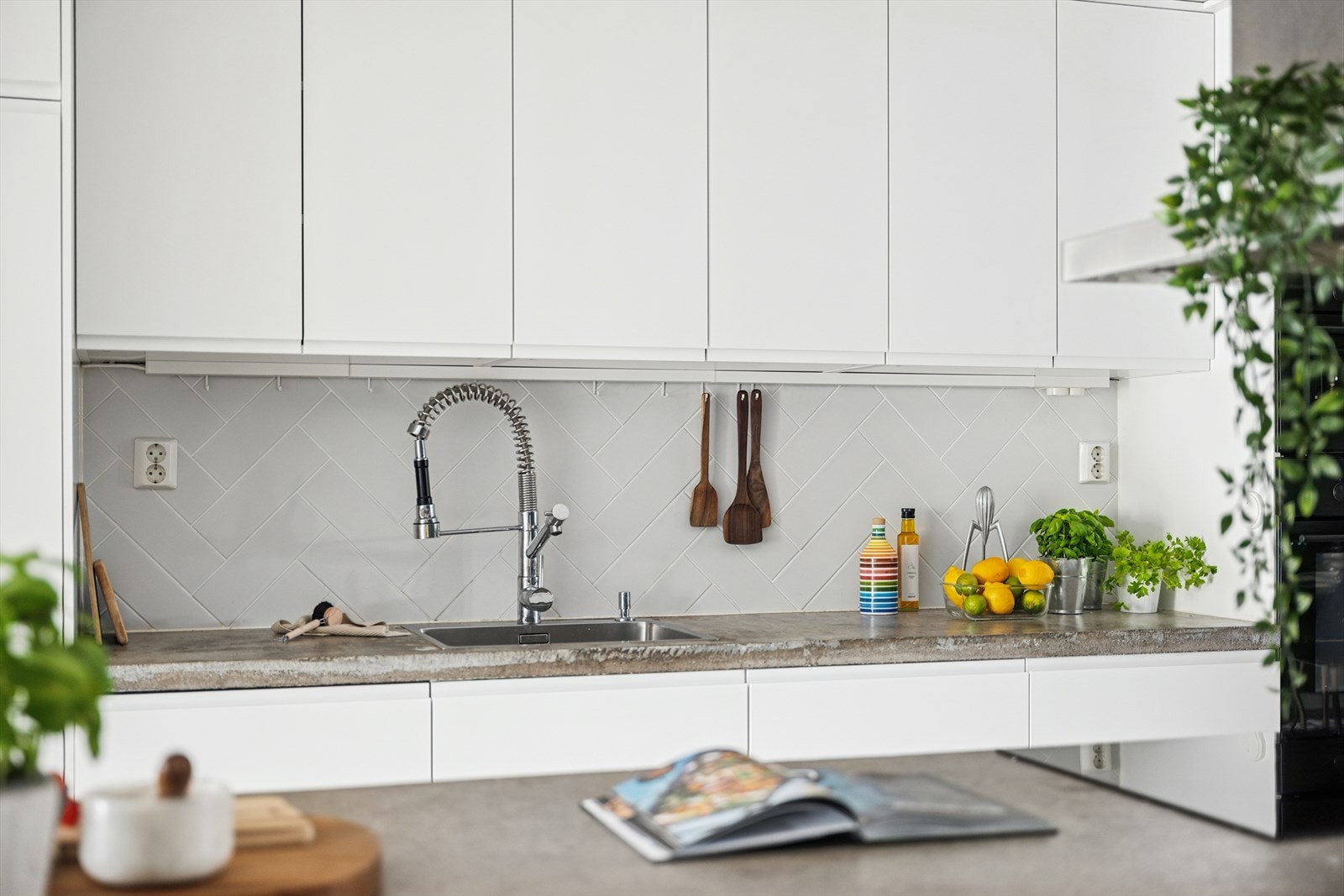 Innredningen har en lys og moderne stil fra IKEA, som gir et tidløst preg. Galleribilde