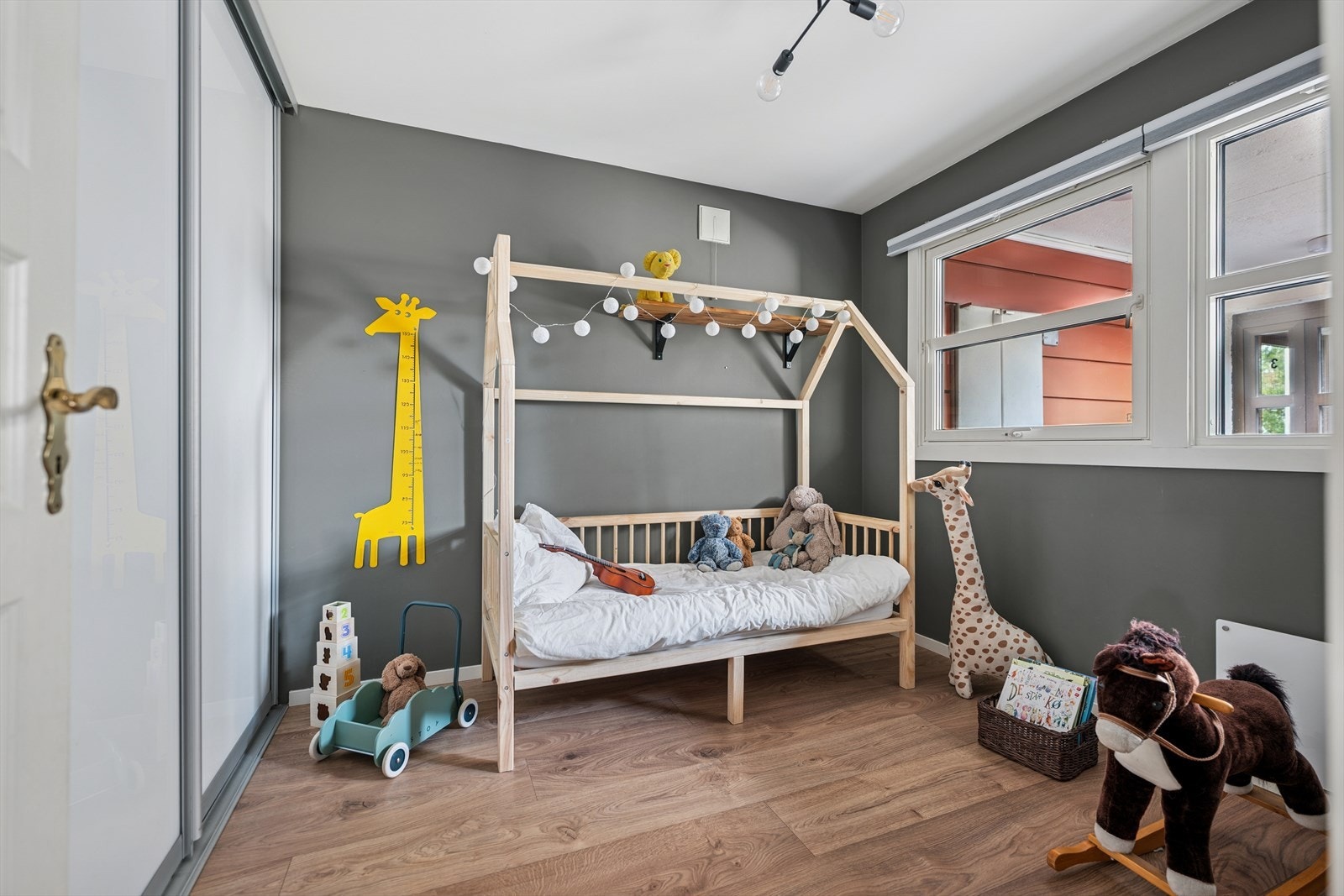 Dagens barnerom har også god plass til dobbeltseng og soveromsinteriør, men kan også benyttes som kontor eller gjesterom. Galleribilde