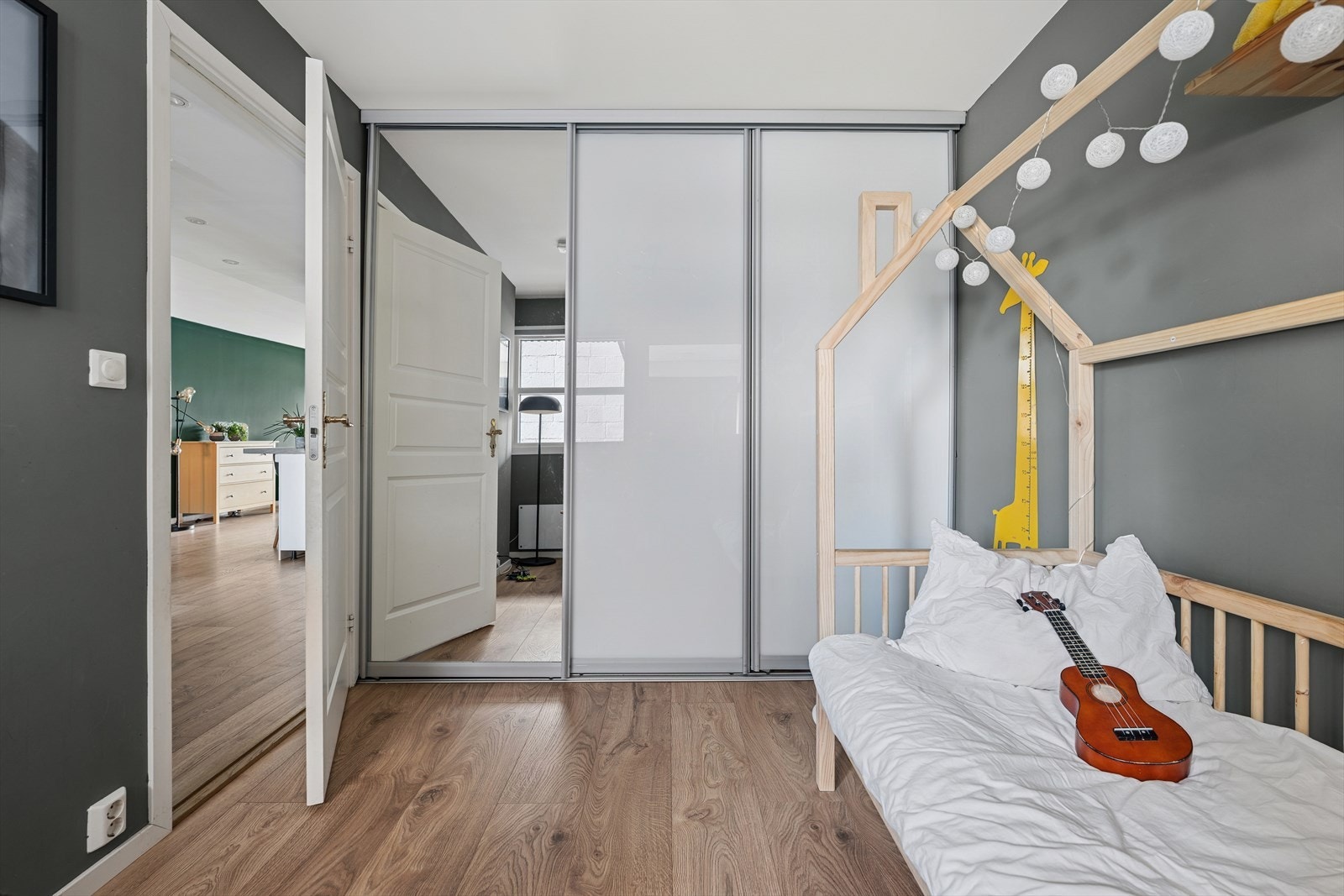 Soverommet har godt med rom til oppbevaring. Galleribilde