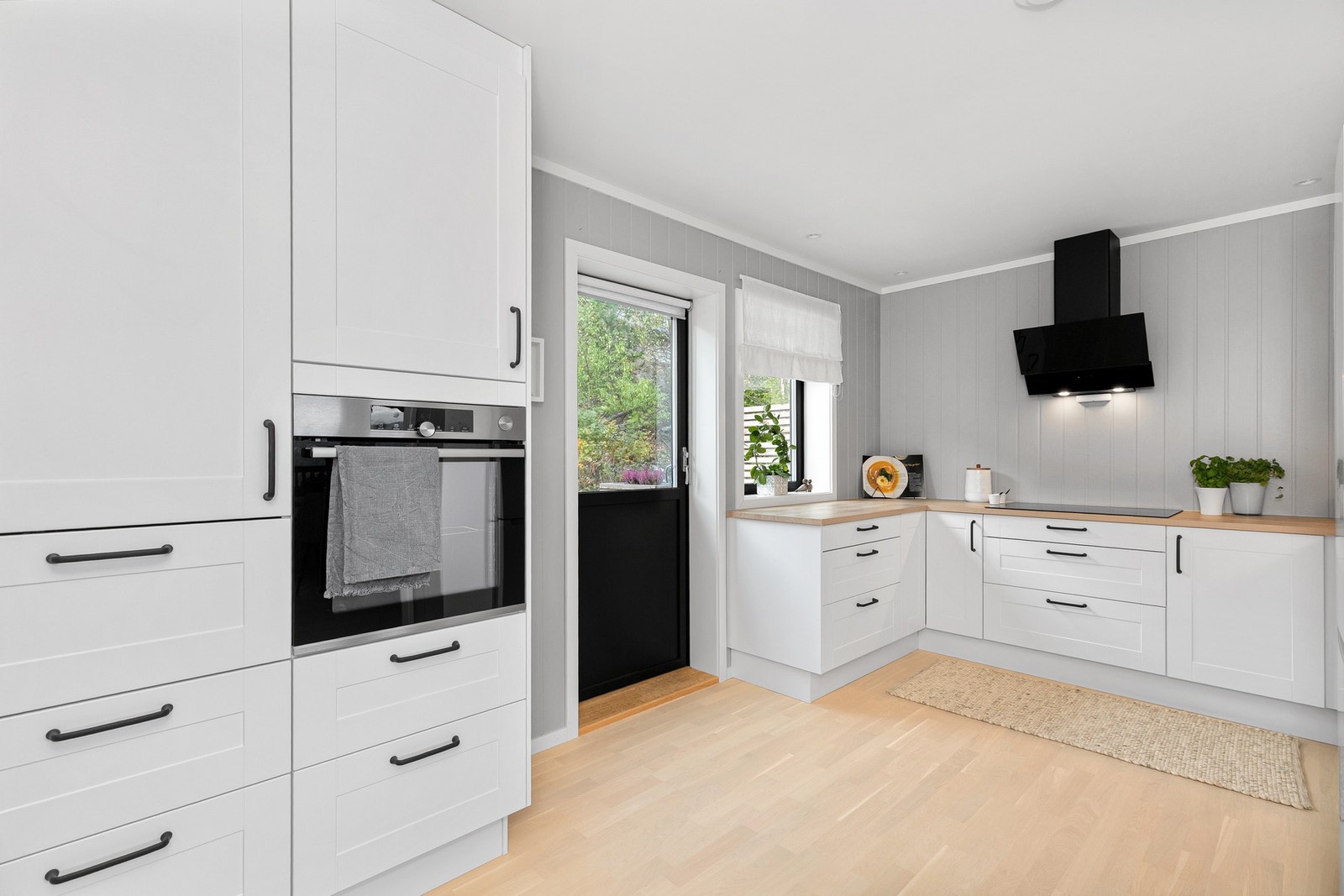 Kjøkken med smarte løsninger som komfyrvakt og lekkasjestopper. Galleribilde