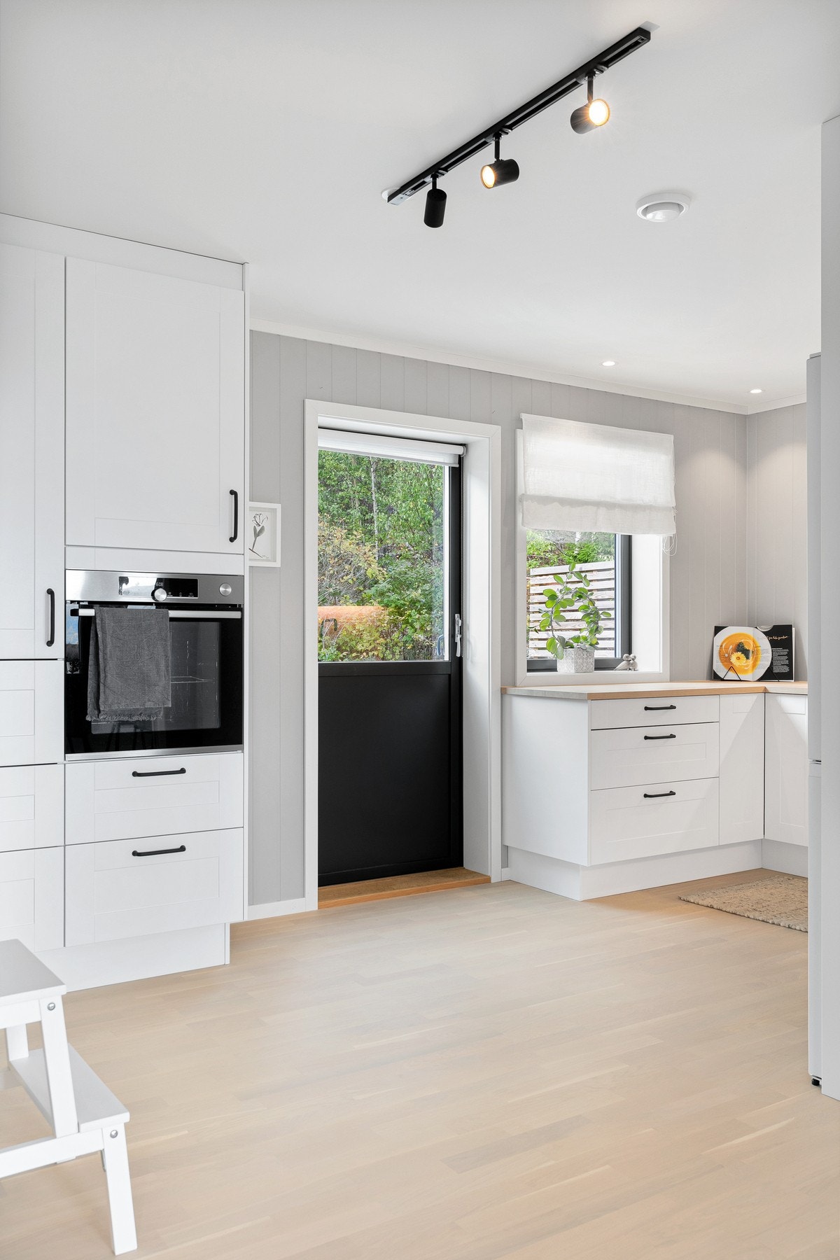 Et lyst og funksjonelt kjøkken for både hverdagsmat og gjestemiddager. Galleribilde