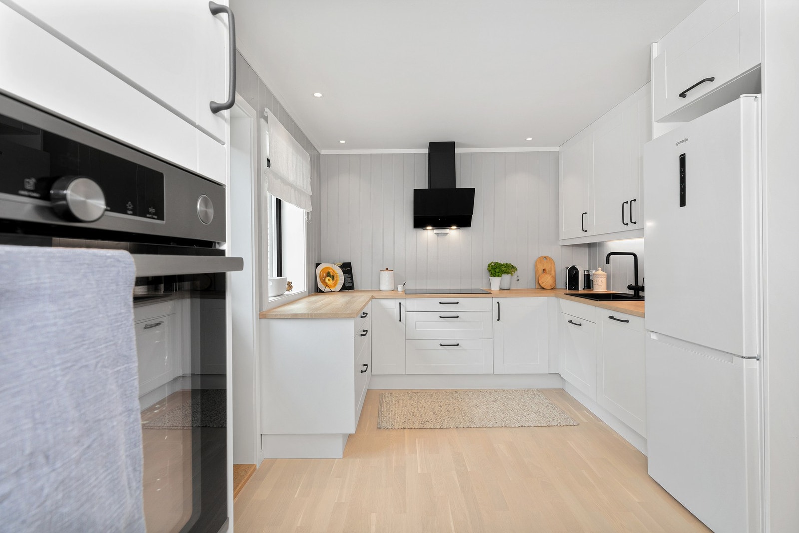 Moderne kjøkken med tidløst design. Galleribilde