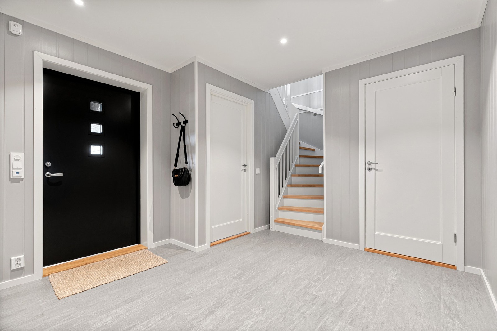 Praktisk skyvedørsgarderobe med plass til alt av yttertøy. Galleribilde