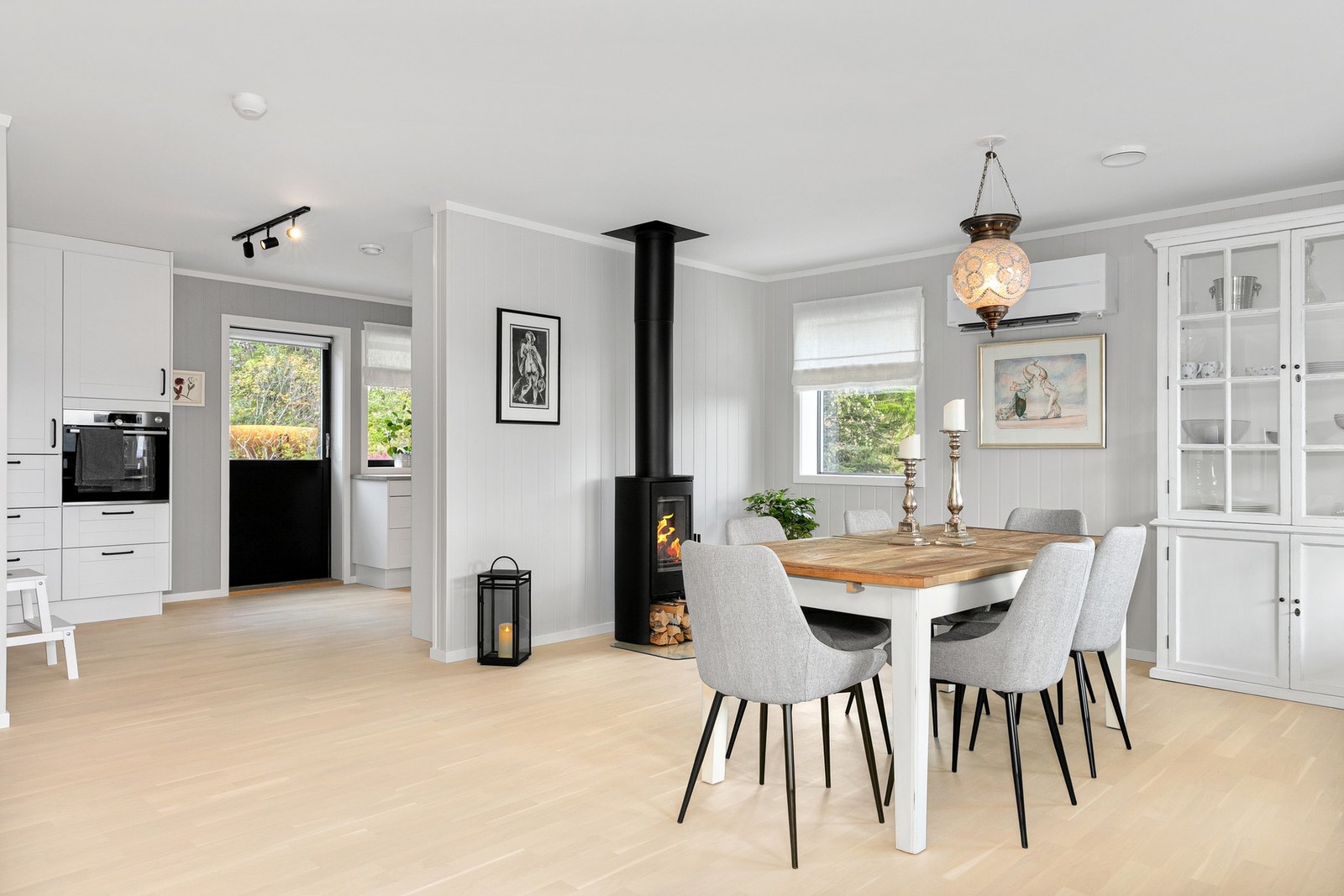 Åpen løsning mot kjøkken og spisestue - perfekt for sosiale anledninger. Galleribilde