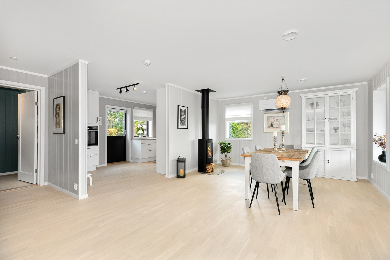 Lys og åpen stue med moderne preg. Galleribilde