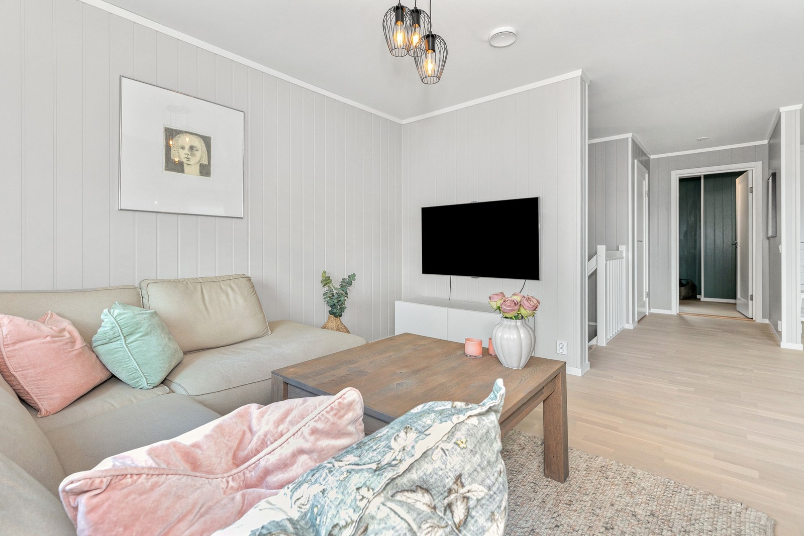 God plass til både sofa, TV-løsning og hyggelige kvelder. Galleribilde