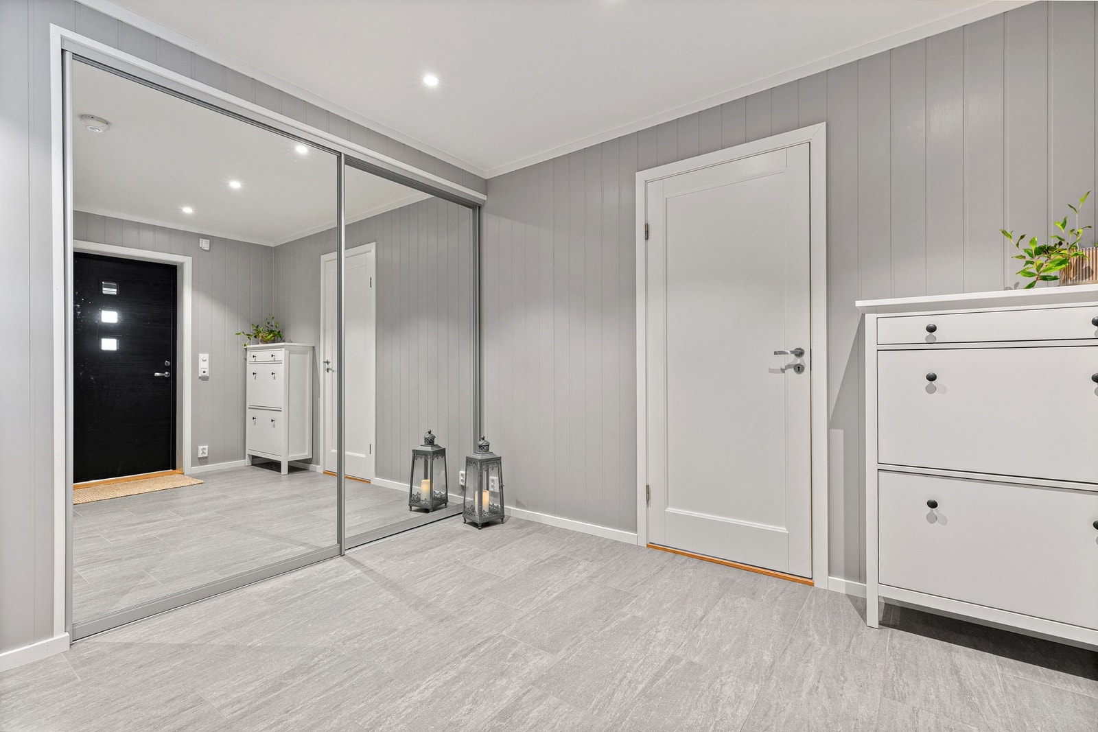 Velkommen inn - romslig entré med fliser og gulvvarme. Galleribilde