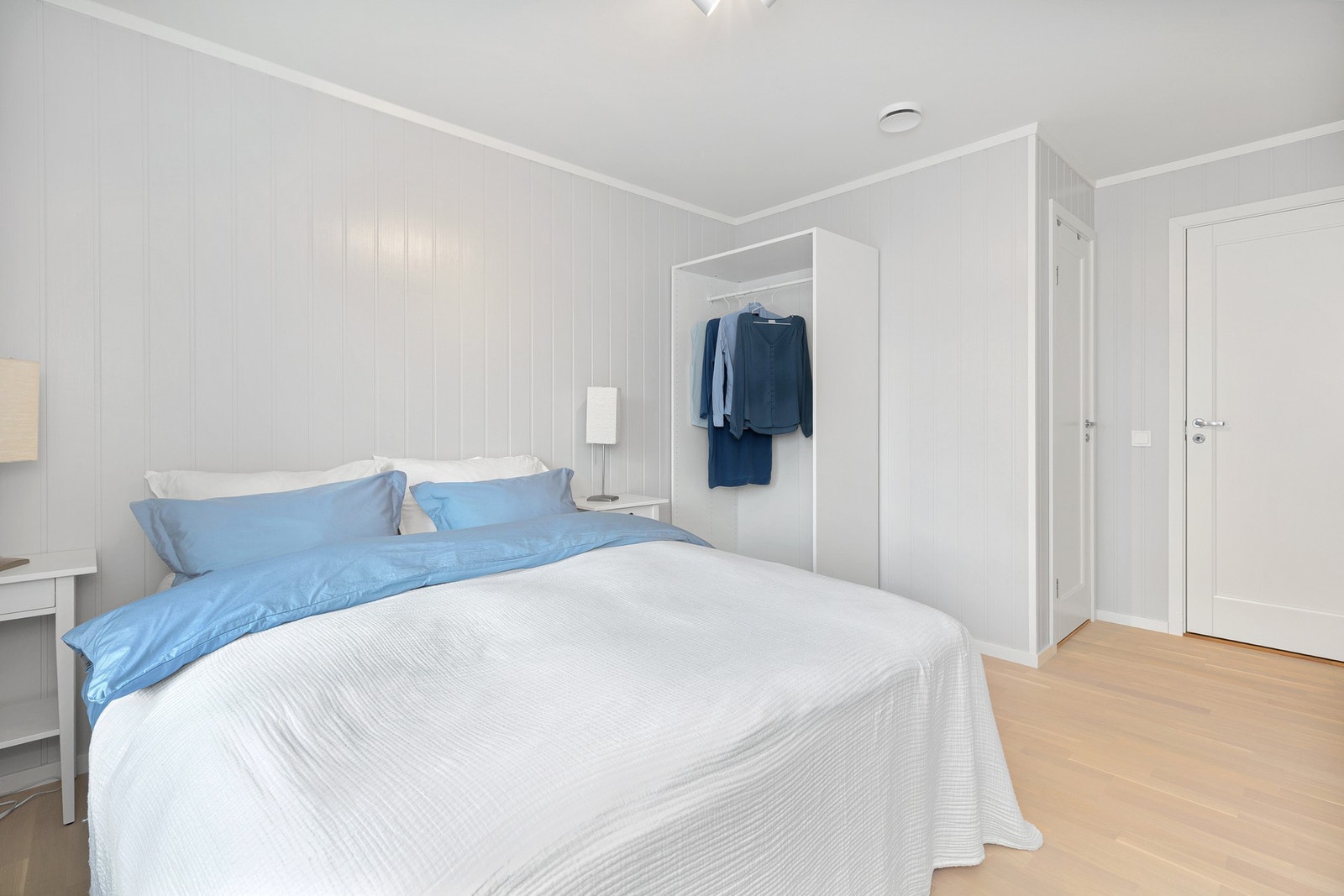 Hovedsoverom har kott under trapp som kan brukes som garderobe Galleribilde