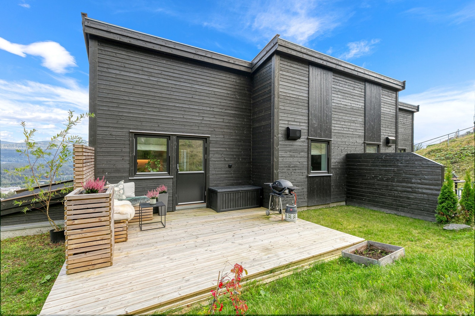 Halvpart av tomannsbolig i bergermarka Galleribilde