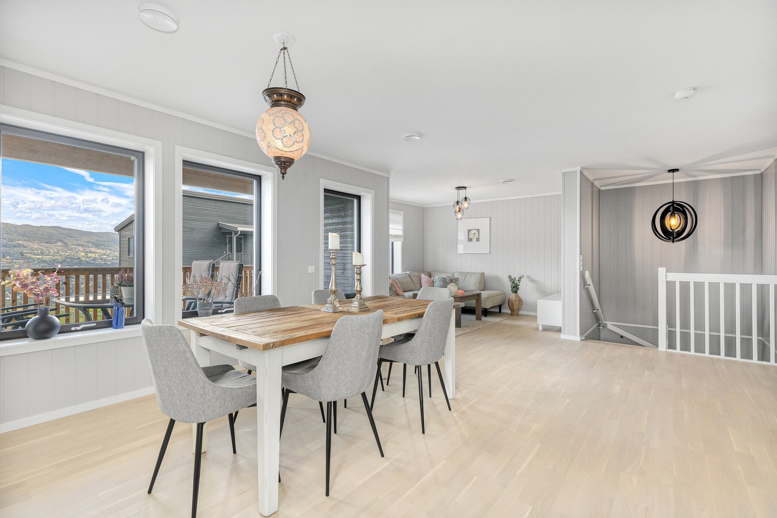 En stilren stue som inviterer til både hverdag og fest. Galleribilde