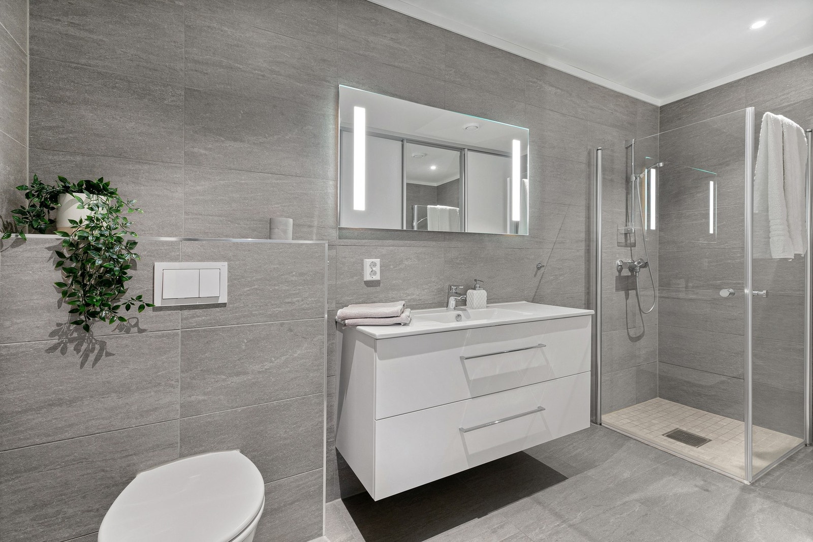 Delikat bad med fliser på gulv og vegger. Galleribilde