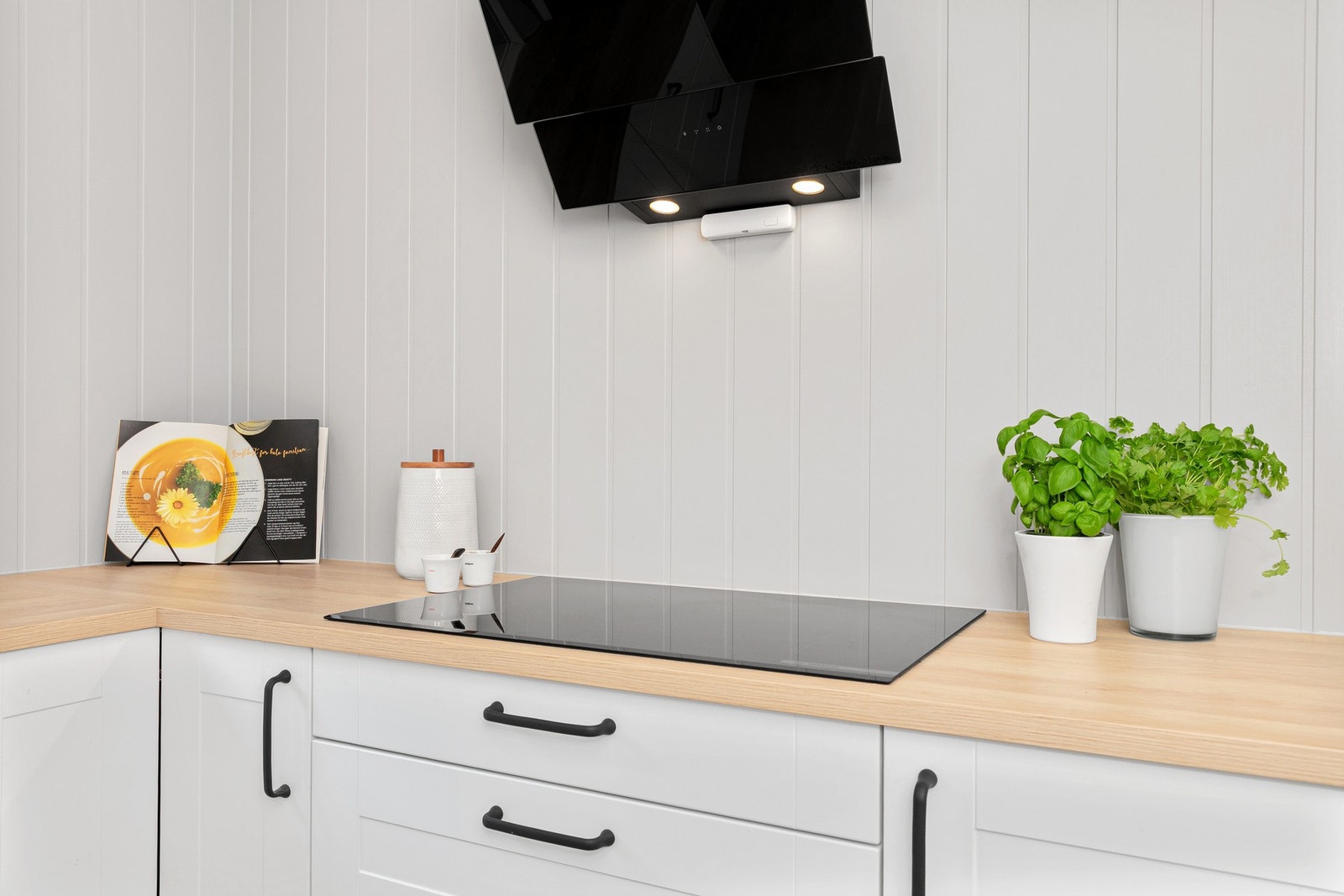 Nybo kjøkken med 80 cm platetopp. Galleribilde