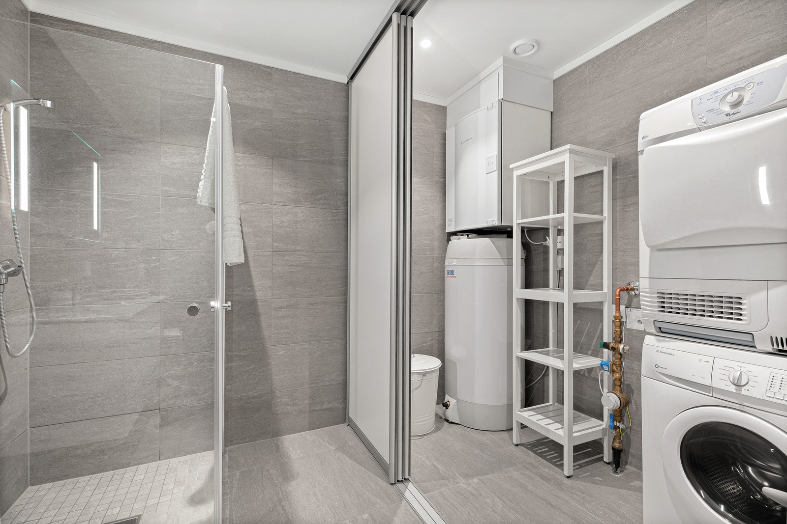 Praktisk opplegg for vaskemaskin - skjult bak skyvedør. Galleribilde