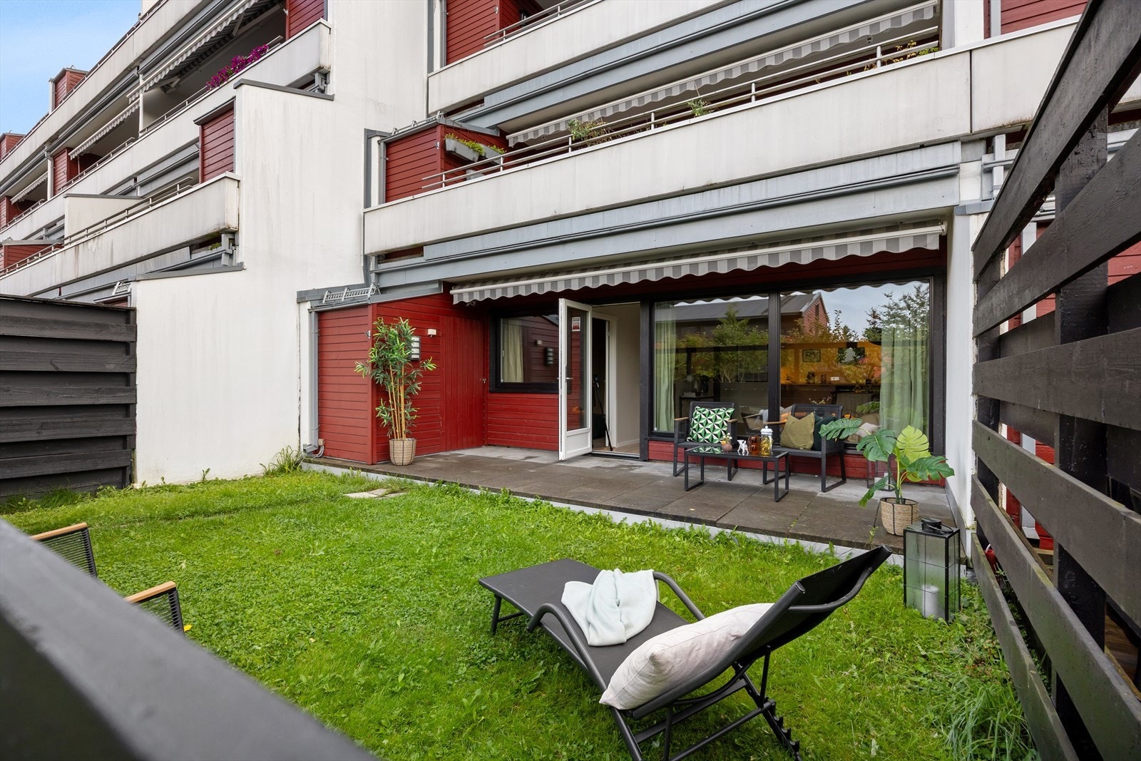 Direkte utgang fra stue til en frodig hage. Galleribilde